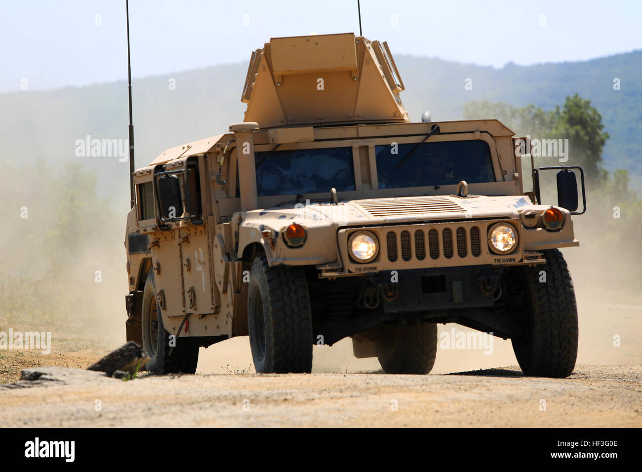 US-Marines mit Drehkraft Schwarzmeer fahren ein HMMWV für die kombinierte Anti-Rüstung Sustainment Teamtraining während Übung Platin Löwen 15-3, Juli 8 um Novo Selo Trainingsbereich, Bulgarien. Die Marines gestartet 10 Rohr gestartet, optisch verfolgt, Wire-guided Anti-Panzer-Raketen oder WERG. M41 Säbel an den Türmen der Humvees befestigt waren die TOW-Raketen beschossen. (U.S. Marine Corps Foto von 1st Lt. Sarah E. Burns) Qualitätssicherung in Bulgarien, CAAT Sustainment Training 150709-M-OM669-955 Stockfoto