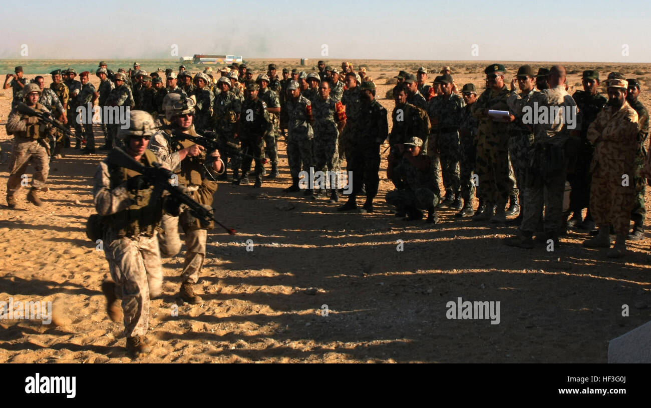 Marines mit Lima Unternehmen, Battalion Landing Team, 3. Bataillon, 2. Marine Regiment, 22. Marine Expeditionary Unit, demonstrieren Haus-Clearing-Operationen für Nahen Osten Militärführer während der Übung Bright Star 2009 in Ägypten, Okt. 13. Die multinationale Übung dient zur Bereitschaft, Interoperabilität, Verbesserung und Stärkung der militärischen und professionellen Beziehungen zwischen den USA, ägyptischen und beteiligten Kräfte. Heller Stern ist von US Central Command durchgeführt und findet alle zwei Jahre statt. Elemente des 22. MEU sind derzeit beteiligen sich an der multinationalen Übung während s Stockfoto