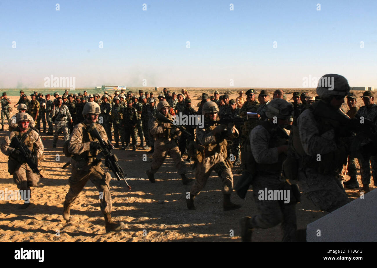 Marines mit Lima Unternehmen, Battalion Landing Team, 3. Bataillon, 2. Marine Regiment, 22. Marine Expeditionary Unit, demonstrieren Haus-Clearing-Operationen für Nahen Osten Militärführer während der Übung Bright Star 2009 in Ägypten, Okt. 13. Die multinationale Übung dient zur Bereitschaft, Interoperabilität, Verbesserung und Stärkung der militärischen und professionellen Beziehungen zwischen den USA, ägyptischen und beteiligten Kräfte. Heller Stern ist von US Central Command durchgeführt und findet alle zwei Jahre statt. Elemente des 22. MEU sind derzeit beteiligen sich an der multinationalen Übung während s Stockfoto