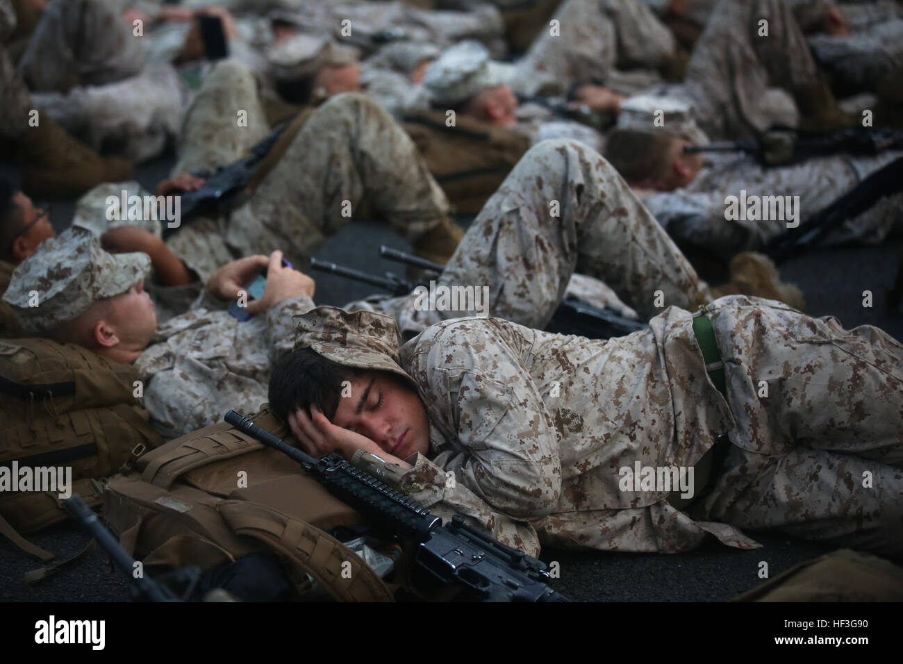 Marines mit 1. Bataillon, 3. Marine Regiment, entspannen Sie und warten auf ihre Ausreise aus Marine Corps Base Hawaii, 11. Juli 2015. Die Marines bereiten sich für integrierte Ausbildung ausüben lassen Sie 5-15 an Bord der Marine Corps Air Ground Combat Center Twentynine Palms, Kalifornien ITX wurde entwickelt, um Einheiten für Bereitstellung vorbereiten, wie die Marines die Übung um zu zeigen live-Feuer und Manöver unter Einbeziehung auch indirektes Feuer teilnehmen müssen. Die "Lava-Hunde" widmen sich die Leistungsfähigkeit ihres Berufs von Waffen, durch das Training erreicht und Honen von individueller und kollektiver ski Stockfoto