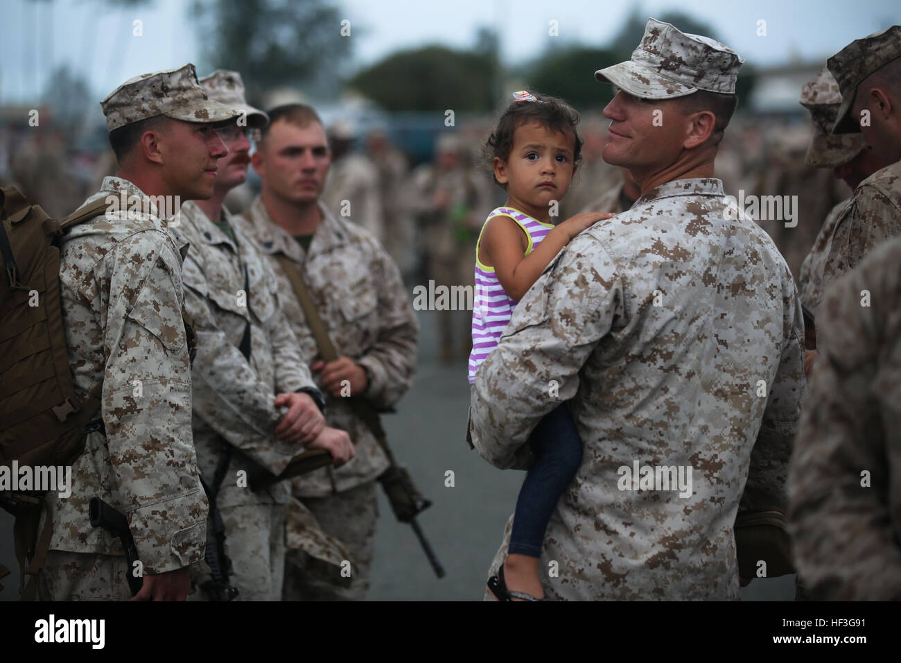 Marines mit 1. Bataillon, 3. Marine Regiment, verbringen Sie Zeit mit ihren Familien vor der Abreise vom Marine Corps Base Hawaii, 11. Juli 2015. Die Marines bereiten sich für integrierte Ausbildung ausüben lassen Sie 5-15 an Bord der Marine Corps Air Ground Combat Center Twentynine Palms, Kalifornien ITX wurde entwickelt, um Einheiten für Bereitstellung vorbereiten, wie die Marines die Übung um zu zeigen live-Feuer und Manöver unter Einbeziehung auch indirektes Feuer teilnehmen müssen. Die "Lava-Hunde" widmen sich die Leistungsfähigkeit ihres Berufes Wappen, erreicht durch die Ausbildung und Honen von Individuum und col Stockfoto