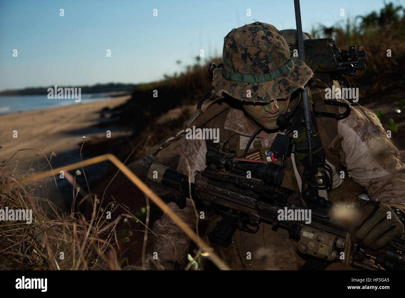 U.S. Marine Corps CPL. Richard Nooen mit amphibischen Reconnaissance Platoon, 31. Marine Expeditionary Unit bietet Sicherheit bei einem amphibischen Angriff im Nebel Bay während des Trainings Talisman Sabre 15, im Northern Territory, Australien, Juli 11. Talisman Sabre bietet eine unschätzbare Gelegenheit zur Durchführung von Operationen in einer kombinierten, gemeinsame und ressortübergreifende Umgebung, die der USA und Australiens Fähigkeit zur Planung und Ausführung Kontingenz Antworten aus Kampfeinsätze zu humanitären Bemühungen zunehmen wird.  (Foto: U.S. Marine Corps MCIPAC Bekämpfung der Kamera Lance Cpl. Eric C. Clayton/freigegeben) U. Stockfoto