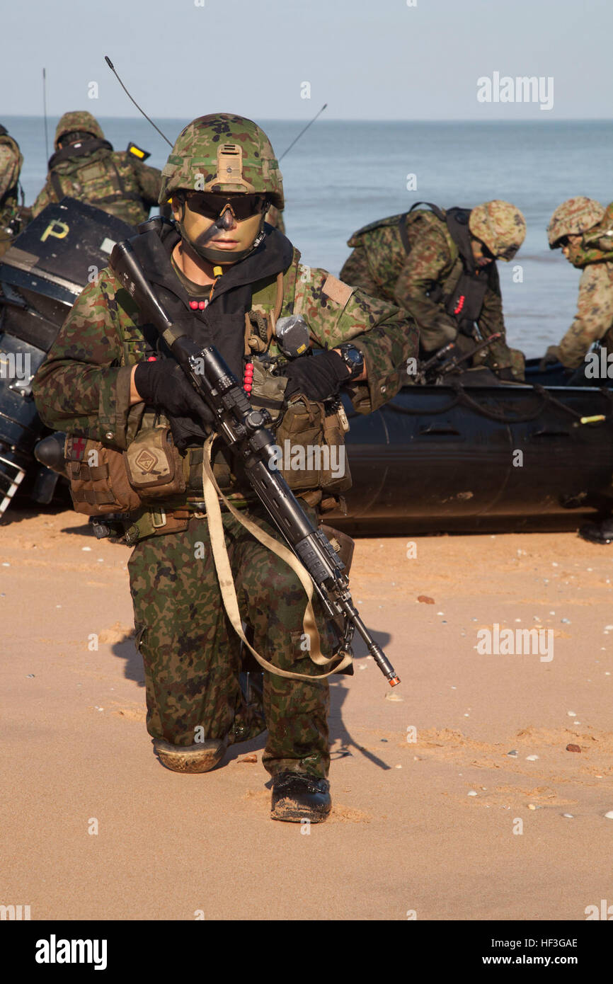 Japanische Soldaten aus der japanischen Self Defense Force angebracht zu den US Marines Battalion Landing Team, 2. Bataillon, 5. Marines, 31. Marine Expeditionary Unit, ein amphibischer Angriff nutzen Combat Rubber Reconnaissance Handwerk im Nebel Bay während des Trainings Talisman Sabre 15, im Northern Territory, Australien, Juli 11 an. Talisman Sabre bietet eine unschätzbare Gelegenheit zur Durchführung von Operationen in einer kombinierten, gemeinsame und ressortübergreifende Umgebung, das steigert der USA und Australiens Fähigkeit zur Planung und Ausführung von Kontingenz Antworten aus Kampfeinsätze zu humanitären eff Stockfoto