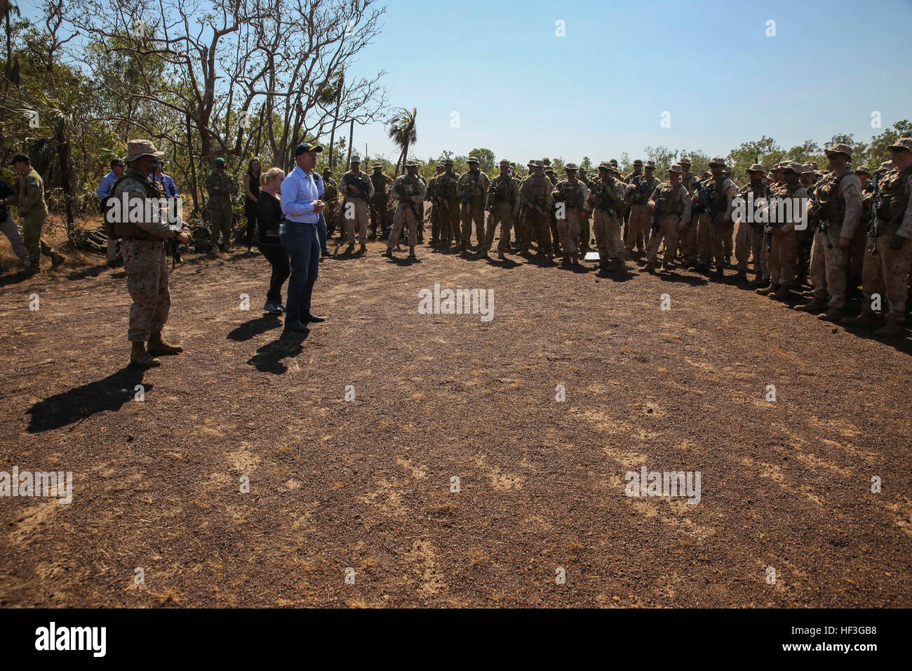 Tony Abbott, Premierminister von Australien, grüßt US-Marines und australische Soldat innen und dankt ihnen für die Zustellung in ihrer Nation Armeen während einer Pause in der Ausbildung bei Nebel Bay, Australien, 12. Juli 2015. Die Marines mit Battalion Landing Team Australier mit 2. Bataillon, königliches australisches Regiment, 2nd Battalion, 5th Marines und 31. Marine Expeditionary Unit waren Durchführung von Schulungen im Rahmen der Talisman Sabre 2015. Talisman Sabre ist eine alle zwei Jahre Übung zur Verbesserung die Interoperabilität zwischen australische und amerikanische Truppen. Die 31. MEU beteiligt sich an der Bewegung bei Stockfoto