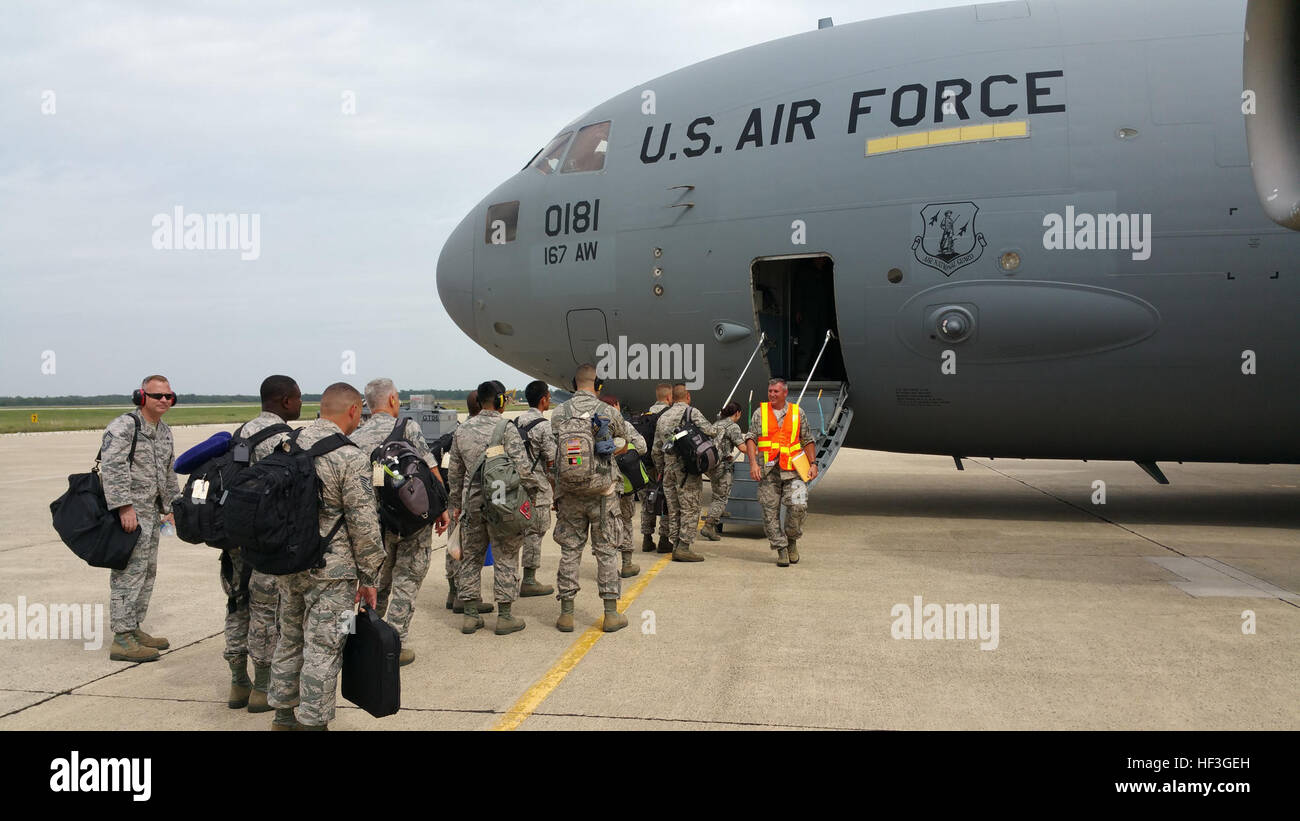 Luftwaffenflugzeuge der US-Luftwaffe 177th Fighter Wing, New Jersey Air National Guard, besteigen am 13. Juli 2015 eine C-17 Globemaster III am Atlantic City International Airport, um nach Thracian Star, einer bilateralen Trainingsübung in Bulgarien, zu entsenden. Die Übung verbessert die Interoperabilität zwischen US-amerikanischen und bulgarischen Luftstreitkräften auf dem Luftwaffenstützpunkt Graf Ignatievo. Stockfoto