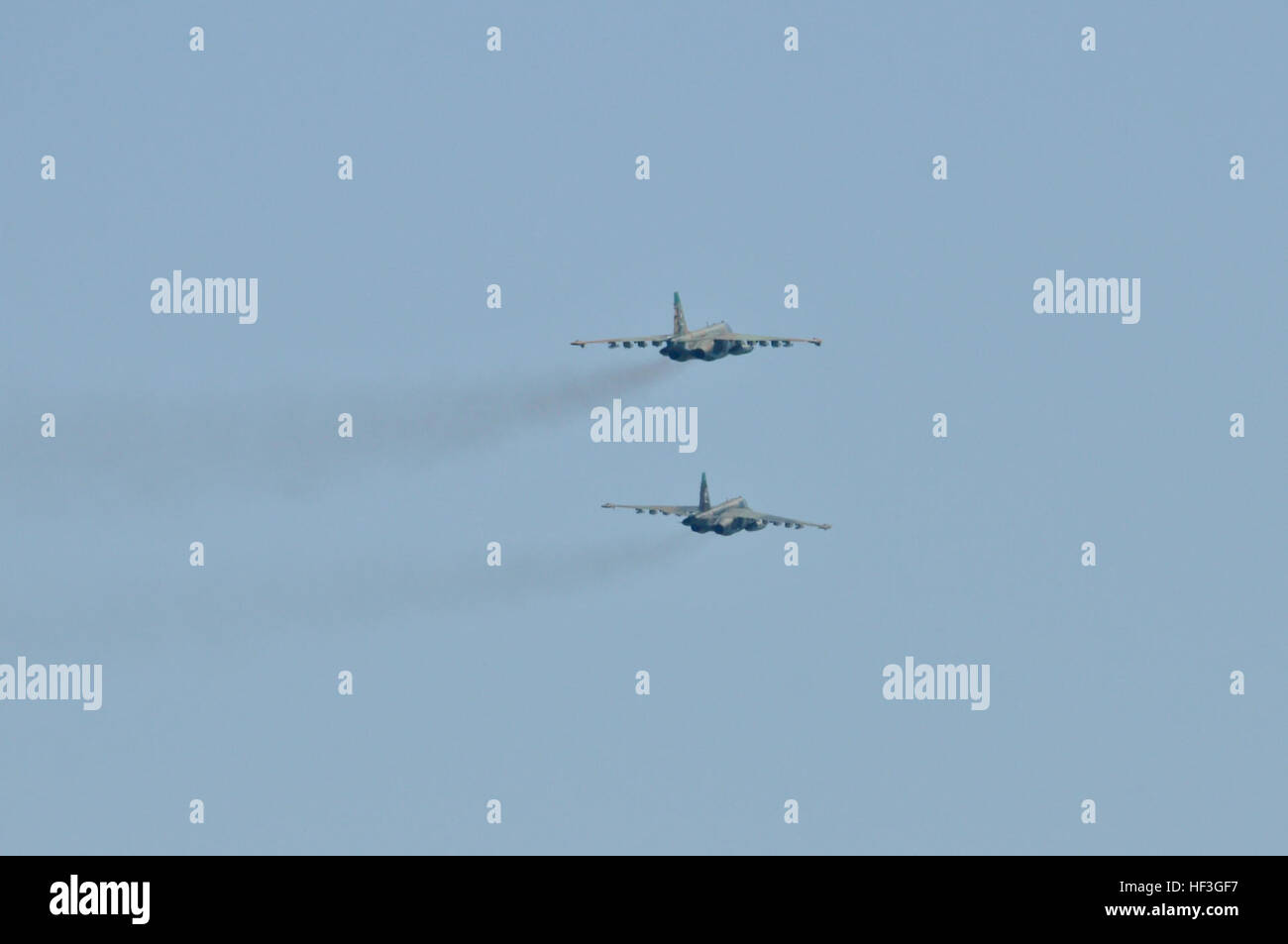 Zwei Flugzeuge der bulgarischen Luftwaffe Suchoi Su-25 Frogfoot ausziehen während thrakischen Stern auf Graf Ignatievo Air Base, Bulgarien, am 13. Juli 2015. Flieger und f-16 von 177 Kämpfer-Flügel von der New Jersey Air National Guard flogen Einsätze mit der bulgarischen Luftwaffe in der bilateralen Trainingsübung zur Verstärkung der Interoperabilität mit der bulgarischen Luftwaffe. (U.S. Air National Guard Foto von Master Sgt Andrew J. Moseley/freigegeben) New Jersey Air National Guard Züge mit bulgarischen Luftwaffe am thrakischen Star 150713-Z-YH452-123 Stockfoto