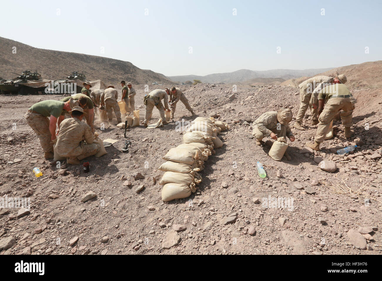 Strand von ARTA, Dschibuti (22. Juli 2015) US-Marines mit dem 15. Marine Expeditionary Unit füllen Sandsäcke um einen Einstiegspunkt für die Steuerung in einem Quartier Durchhaltefähigkeit Training an Land zu konstruieren. Elemente der 15. Marine Expeditionary Unit sind an Land in Dschibuti für Erhaltung Ausbildung zu erhalten und zu verbessern die Fähigkeiten, die sie während ihrer Periode der Einsatzvorbereitenden Ausbildung entwickelt.  Die 15. MEU ist zur Unterstützung von maritimer Sicherheitsoperationen und Sicherheitsbemühungen Zusammenarbeit Theater in der US-5. und 6. Flotte Einsatzgebiete im Einsatz. (U.S. Marine Corps Foto von Steve H. Sgt. Stockfoto