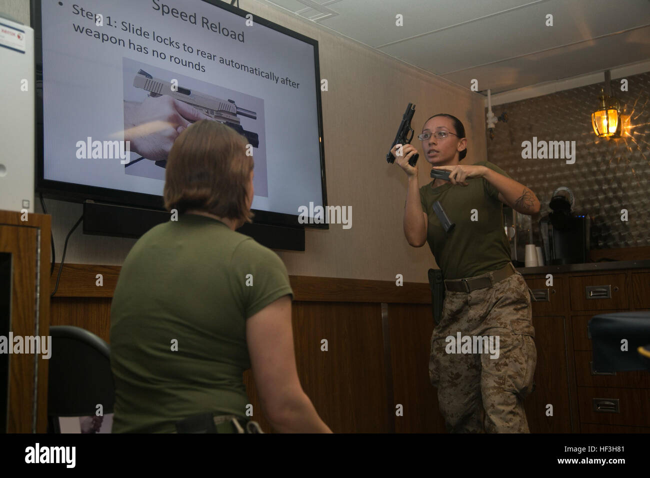 Indischer Ozean (23. Juli 2015) U.S. Marine Lance Cpl. Chevon Ferrel, rechts, zeigt einen Geschwindigkeit-Reload mit einer Service-Pistole M9 auf amphibischer Angriff Schiff USS Essex (LHD-2). Ferrel ist Mitglied der 15. Marine Expeditionary Unit Frauenmannschaft Engagement und ein Spezialist für Munition Techniker mit Bekämpfung der Logistik-Bataillon 15, 15. MEU. Der FET gelehrt Treffsicherheit Pistole, eine Gruppe von unerfahrenen Marines zu mehr Vertrauen in ihre pädagogischen Fähigkeiten. 15. MEU ist auf die Essex amphibische bereit Gruppe in Angriff genommen und eingesetzt, um die Aufrechterhaltung der regionalen Sicherheit in den USA 5. Flotte sind Stockfoto