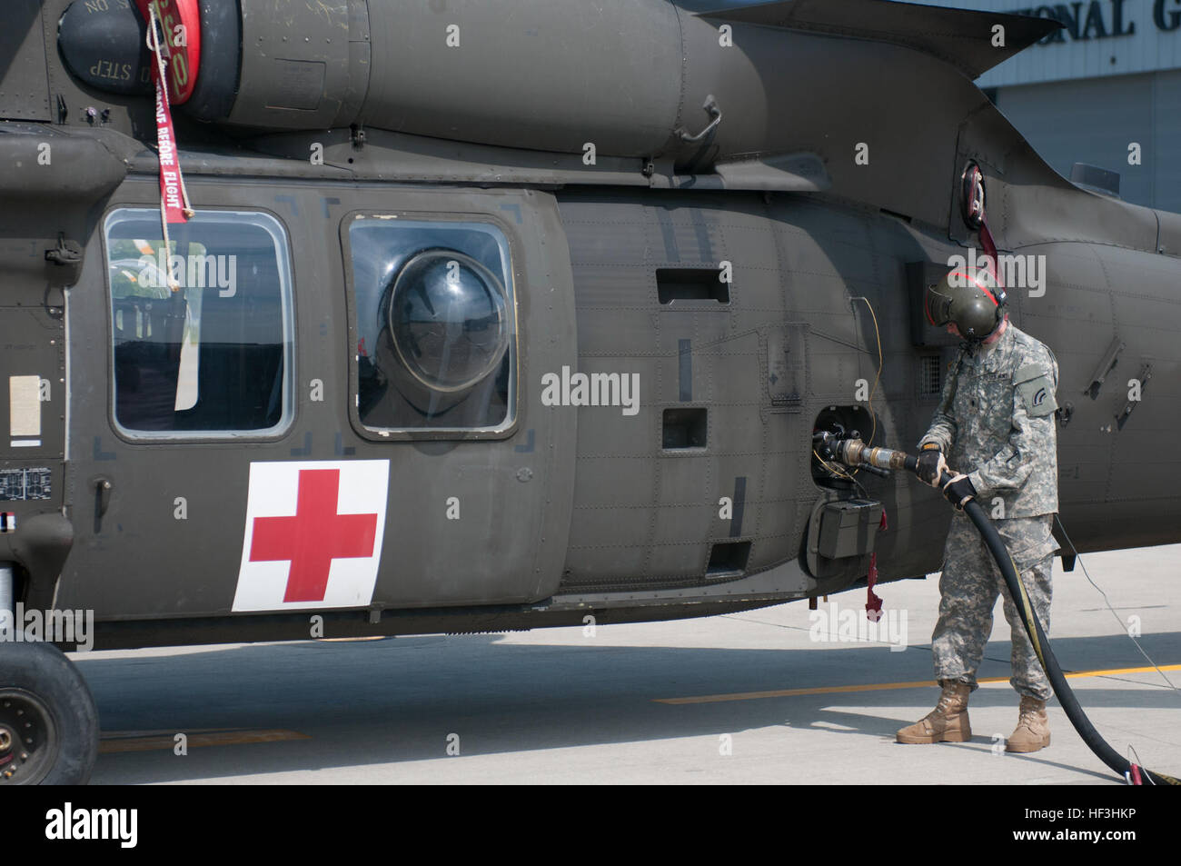 SPC. Wright kleine, Petroleum liefern Spezialist, Abteilung 1, D Company, 1. Bataillon, 224. Aviation Regiment, tankt ein UH-60 Black Hawk Hubschrauber bei der Army Aviation Betrieb, 29. Juli 2015, South Burlington, VT (US Army National Guard Foto von Staff Sgt. Nathan Rivard) tanken 150729-Z-NB545-004 Stockfoto