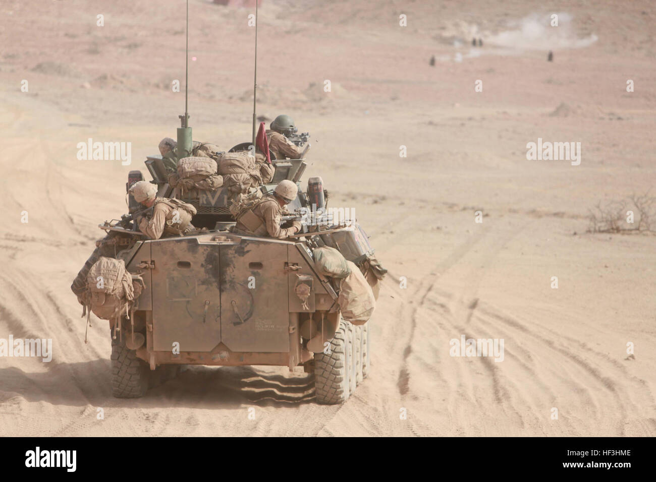 Strand von ARTA, Dschibuti (29. Juli 2015) US-Marines mit Light Armored Reconnaissance Detachment, Battalion Landing Team 3. Bataillon, 1. Marineregiment, 15. Marine Expeditionary Unit engagieren Ziele in einem Light Armored Vehicle (LAV-25) Sustainment trainiert. Elemente des 15. MEU sind an Land in Dschibuti für Erhaltung Ausbildung zu erhalten und zu verbessern die Fähigkeiten, die sie während ihrer Periode der Einsatzvorbereitenden Ausbildung entwickelt.  Die 15. MEU ist derzeit zur Unterstützung von maritimer Sicherheitsoperationen und Sicherheitsbemühungen Zusammenarbeit Theater in den US-5. und 6. Flotte Bereichen Betriebstemp bereitgestellt. Stockfoto