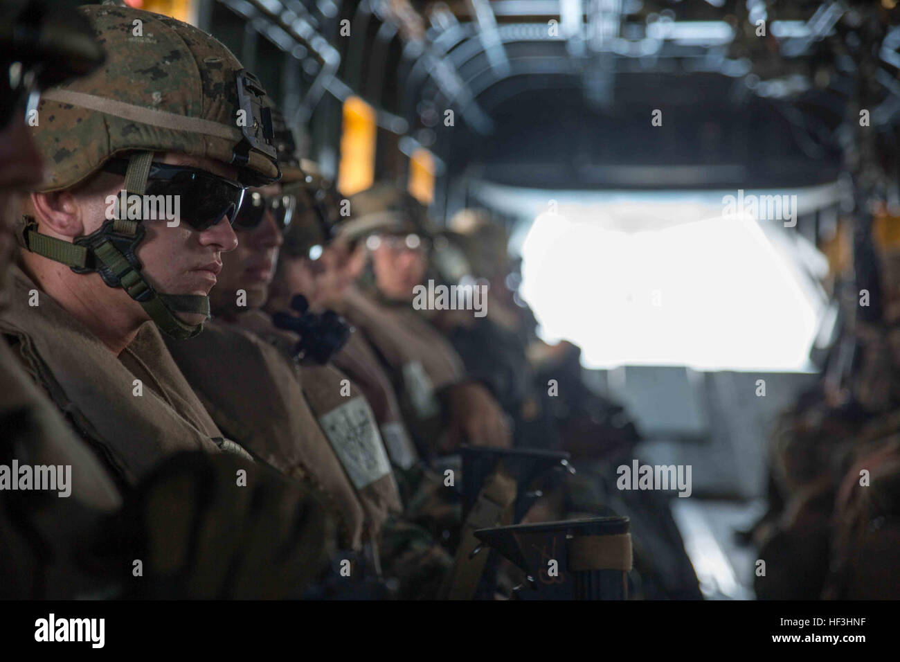 Marines mit 3. Bataillon, 3. Marine Regiment fahren in eine CH-53E Super Stallion-Hubschrauber auf dem Weg zum Marine Corps Training Bereich Balg, 30. Juli 2015. Unterwegs waren die Marines zu MCTAB als Teil eines gemeinsamen abgestürzten Flugzeug Recovery Team-Übung, die von Service-Mitglieder aus allen Bereichen der Militär der Vereinigten Staaten bestand. Teilnahme an gemeinsamen Aktionen direkt unterstützt die Mission der Marine Corps Base Hawaii durch die Bereitstellung von Einrichtungen, Programme und Dienstleistungen zur direkten Unterstützung der Einheiten, Einzelpersonen und Familien zur Verbesserung und Absicherung der Kampfbereitschaft für alle Betätigungskraft Stockfoto