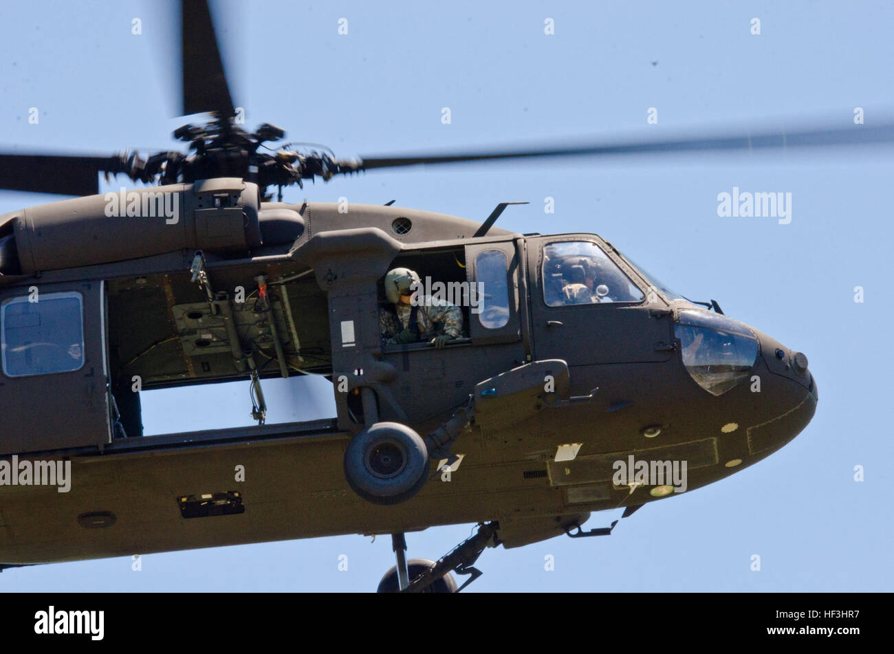 Eine Luftfahrt Soldat zugewiesen mit den North Carolina National Guard-Monitoren dem Luftraum als ein UH-60 Black Hawk Hubschrauber fährt Stanley County Airport während der North Carolina Army National Guard Carolina Thunder 2015 Luftfahrt Übung 1. August 2015. Die Übung war ein Multi-State und Mehrkomponenten-Event mit North Carolina Army National Guard Flieger und Artillerie, North Carolina Luft Gardisten, South Carolina Army Guard Flieger, Alabama Army Guard Flieger und Aktivaufgabe Flieger und Soldaten. (US Army National Guard Foto von Sgt. Brian Godette, 382nd Publ Stockfoto
