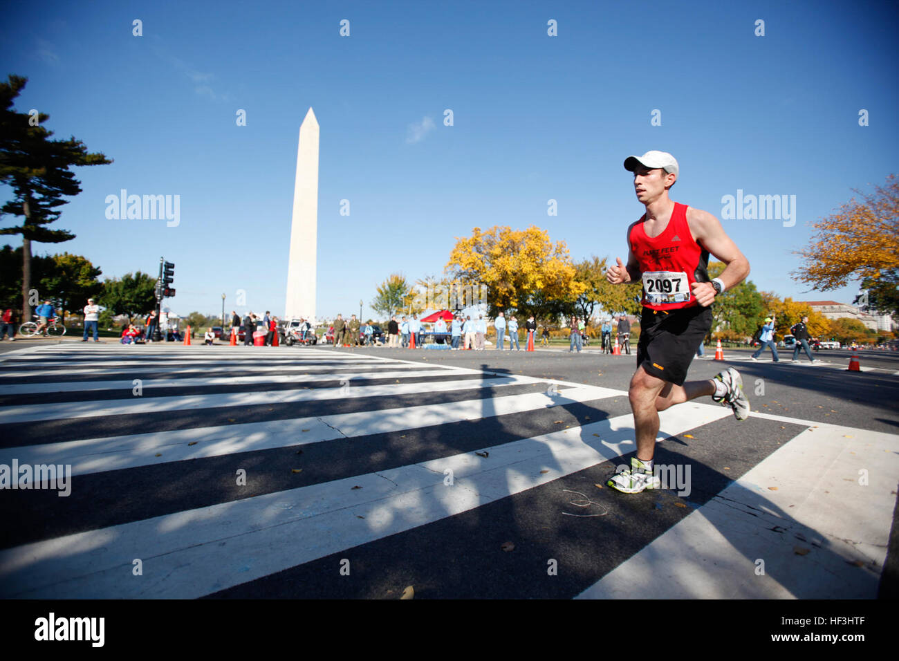 Eric Jacob, ein 27-Year-Old Clifton (Virginia) beheimatet, stellt sich in die 14th Street in Meile 16 während der 34. Marine Corps Marathon 25 Okt.. Fast 21.000 Läufer überquerte die Startlinie auf der diesjährigen Marine Corps Marathon. 26,2 Meilen Rennen nahmen Teilnehmer auf eine Reise durch die Straßen von Arlington, Virginia und Washington, D.C., Culmenating mit einem Ende an das Marine Corps War Memorial. (Offizielle Marinekorps Foto von CPL. Scott Schmidt/freigegeben) 091025-M-1318S-1219 (4044126881) Stockfoto