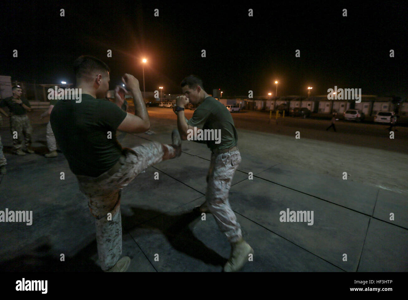 CAMP LEMONIER, Dschibuti (2. August 2015) US Navy Hospital Corpsman 2. Klasse Devin McGuire, links, und US Marine CPL William Bowling, Recht, Praxis unbewaffneten Kampf Techniken während einer Marine Corps Martial Arts-Programm.  Bowling und McGuire sind beide Mitglieder der Ostindien-Kompanie, Battalion Landing Team 3. Bataillon, 1. Marineregiment, 15. Marine Expeditionary Unit.  Elemente des 15. MEU sind an Land in Dschibuti für Erhaltung Ausbildung zu erhalten und zu verbessern die Fähigkeiten, die sie während ihrer Periode der Einsatzvorbereitenden Ausbildung entwickelt.  Die 15. MEU ist derzeit im Einsatz zur Unterstützung der mari Stockfoto