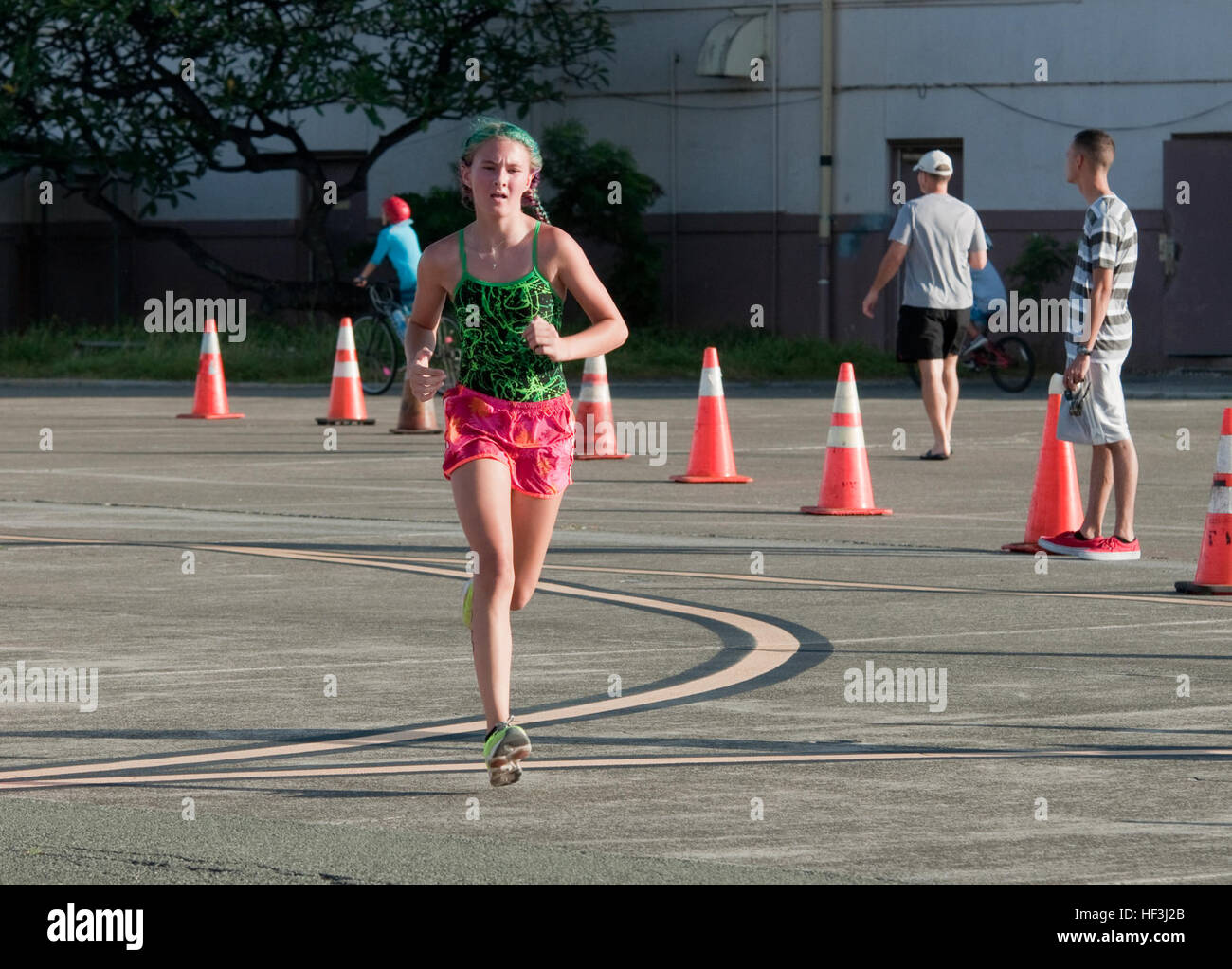 Triathlon-Teilnehmer Amelia McCourt, 12, gebürtig aus Detroit, Köpfe für das Finish line während der Keiki Tradewind Triathlon vor Hangar 101, 8. August 2015. Steven Foster, die Rennen-Koordinator, sagte Keiki Tradewind Triathlon war eine Initiative der Kommandeur der Marine Corps Air Station Kaneohe Bay vor vier Jahren. Die Keiki Tradewind Triathlon bestand aus einem 100 Meter schwimmen, 3-Meile Radtour und 0,8-Meile laufen für die 7 10-Jahr-alter Division, und eine 200 m Schwimmen, 6-Meile Radtour und 1,2-Meile laufen lassen 11 14-Jahr-alter Teilung. Der Triathlon, ein Teil des kommandierenden O Stockfoto