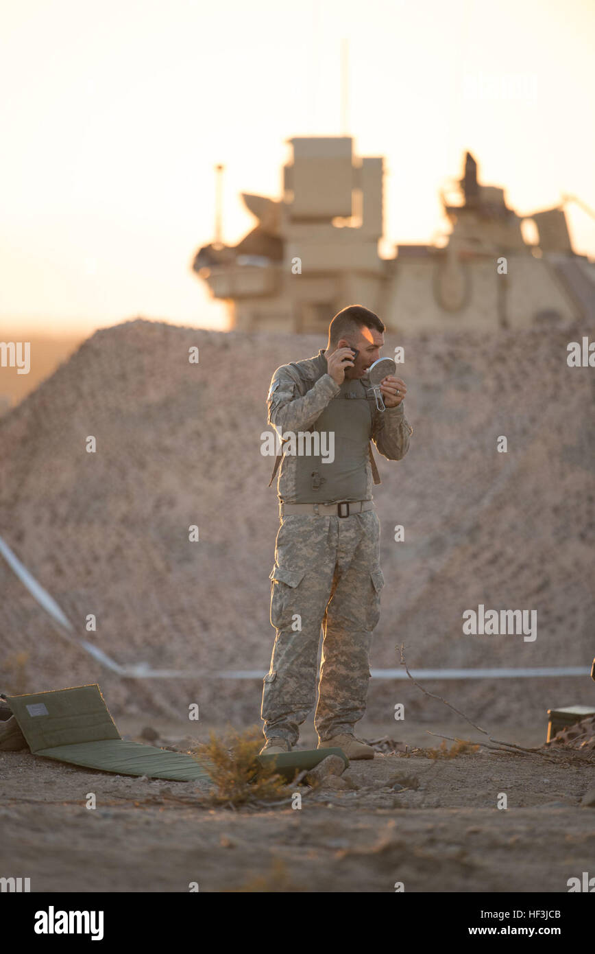 Oregon Army National Guard Spc. Elliot Torres, ein Infanterist mit 1. Platoon, B Company, 3. Bataillon 116. Kavallerie Brigade Combat Team (DVT), rasiert in der Bekämpfung Wüstenumgebung im National Training Center (NTC), Fort Irwin, Kalifornien, 17. August, Torres Einheit ist Teil der 116. CBCT, die der Army National Guard erste NTC Force on Force Schlacht Simulation Training seit Beginn der Operation Enduring Freedom durchführt. (Foto von Generalmajor W. Chris Clyne, 115. Mobile Public-Affairs-Abteilung) Nationalgarde führt scharfer Munition bei NTC 150817-Z-ZJ128-002 Stockfoto