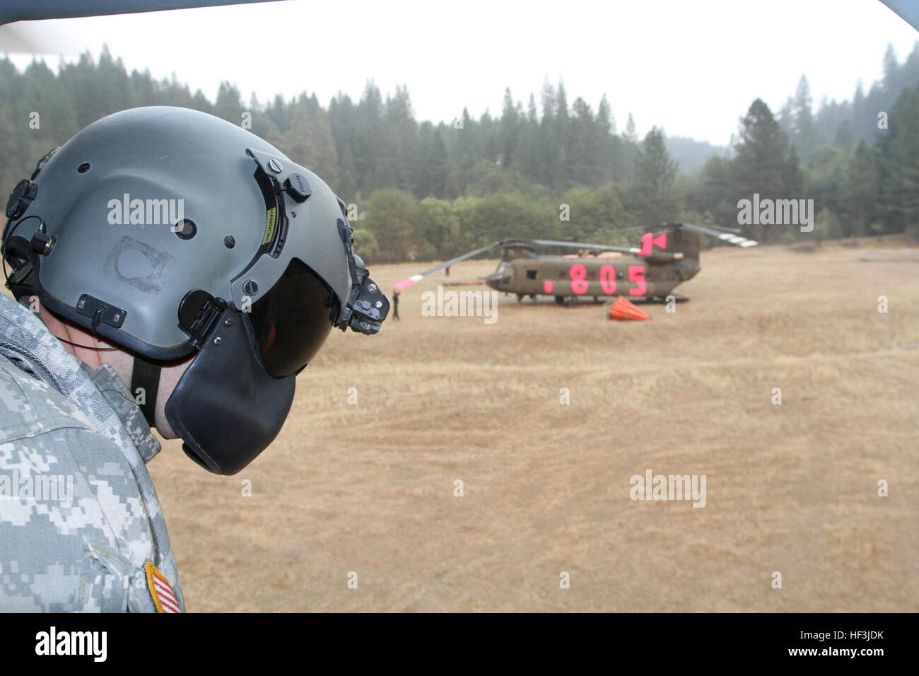 Sgt. Matthew Hammond, Crewchief an Bord ein Kalifornien Army National Guard CH-47 Chinook vom 1. Bataillon, 126. Aviation Regiment aus Stockton, Kalifornien, Uhren ein weiteres Chinook Hubschrauber vorbereiten, Aug. 18 in Shasta County, Kalifornien (US Army National Guard Foto/Staff Sgt. Eddie Siguenza) tanken Kalifornien Guard Chinooks Tropfen Wasser auf Nordkalifornien Waldbrände 150819-Z-WM549-143 Stockfoto