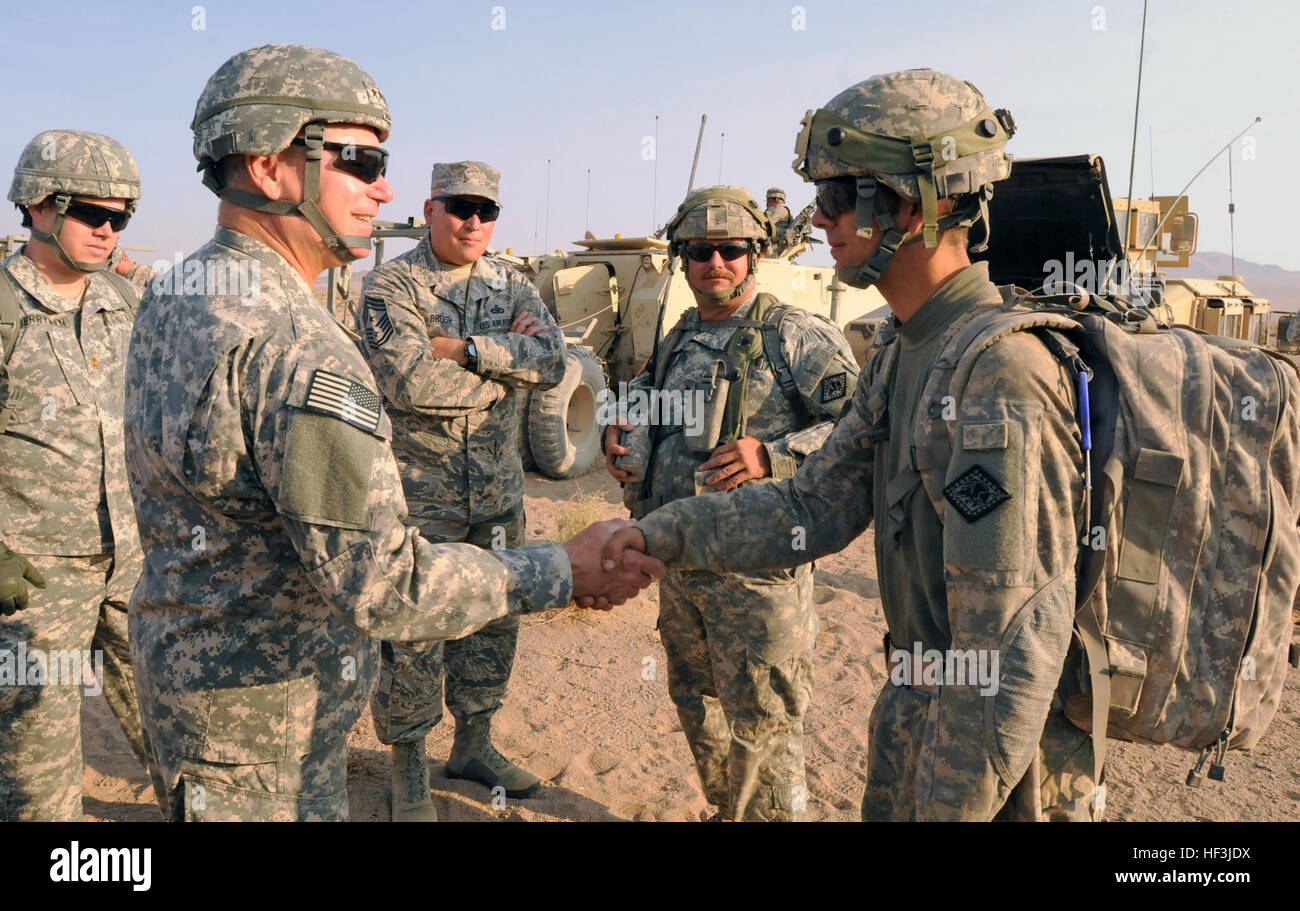 General Frank J. Grass (zweiter von links), Leiter des National Guard Bureau und Chief Master Sgt. Mitchell O. Brush (Dritter von links), senior verpflichtete Berater für die National Guard Bureau, Arkansas Soldaten der Army National Guard begrüßen, da sie Bataillon taktische Montagebereiche, Aug. 18, im National Training Center tour, Fort Irwin, Kalifornien Ingenieur Einheiten aus Arkansas unterstützen die 116. Kavallerie Brigade Combat Team (DVT) während der live-Feuer und simulierten Schlachten in der Mojave-Wüste. Dies ist der erste Kraft-auf-Force Trainingszyklus, an denen seit Beginn der Army National Guard teilgenommen hat Stockfoto