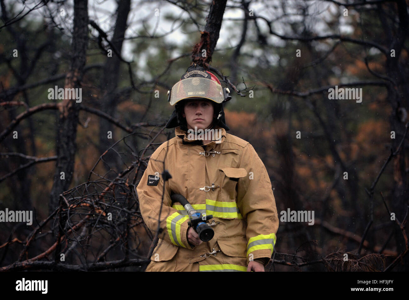 Senior Airman Brandon L. Ehlers, ein Feuerwehrmann mit dem 106. Rescue Wing, Zerstäuber hinunter eine verbrannte Fläche des Holzes mit Wasser am 21. August 2015, in Westhampton Beach, N.Y. mehrere Agenturen und Feuerwehren auf einer großen Brushfire in diesem Bereich reagiert. Feuerwehrleute aus der 106th besucht für Hot-Spots, Anlass zu ernster Besorgnis angesichts der ansonsten trockene Wetter in der letzten Woche zu überprüfen. Die vier Hektar großen Feuer zerstört eine große Schneise des Landes außerhalb FS Gabreski ANG alte Riverhead Road, erfordern eine behördenübergreifende Reaktion, einschließlich acht Bürste LKW, sieben Tankern und vierzehn verschiedenen Abteilungen wo Stockfoto