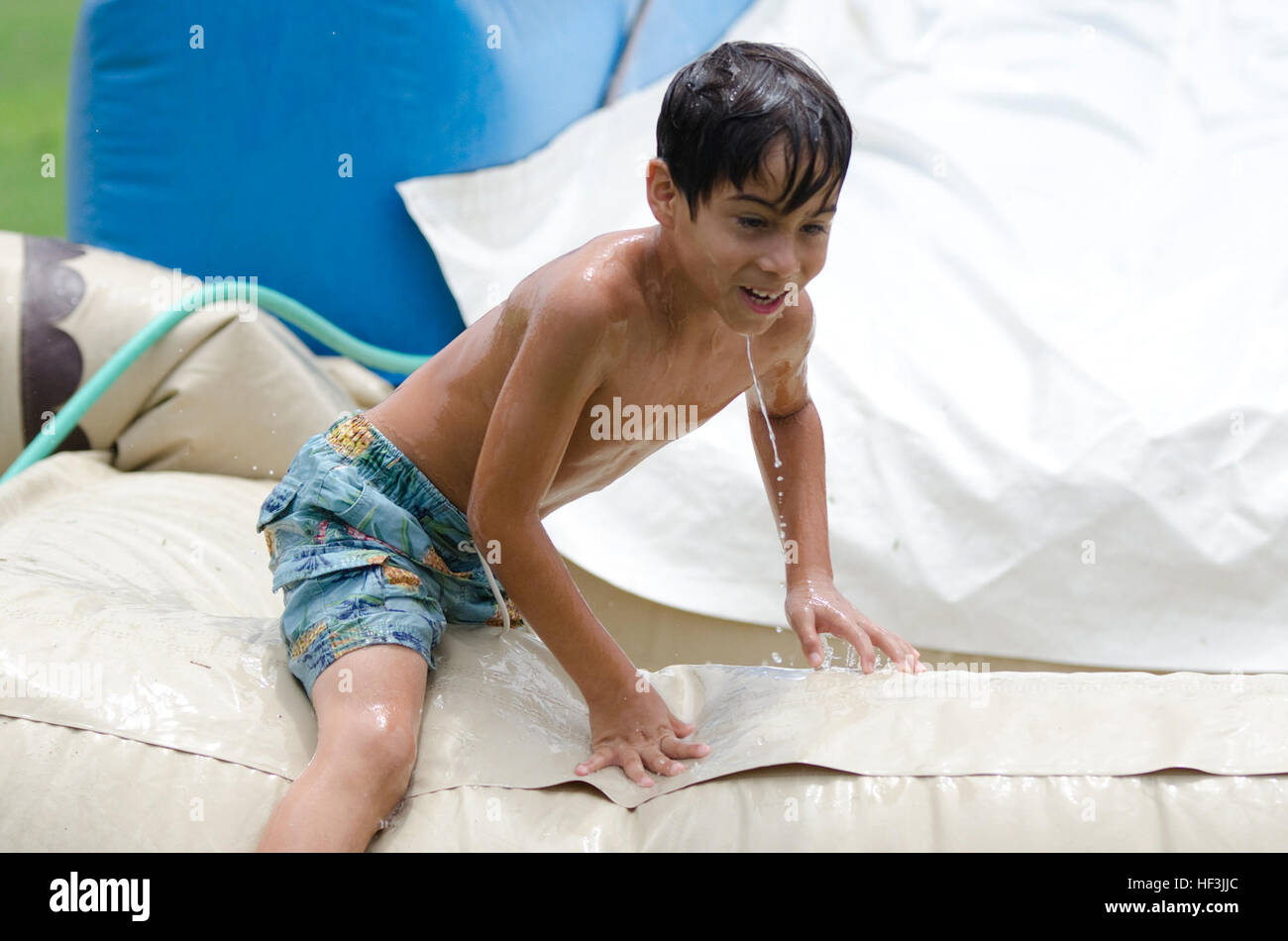 Joaquin Chavez genießt einige Freizeit während der Cub Scouts Pack 225 Wasser Roundup und Mitgliedschaft Jahresveranstaltung am Riseley Field an Bord der Marine Corps Base Hawaii, 22. August 2015. "sie sind eine qualitativ hochwertige Einheit," sagte Richard Galluzzi, der Bezirk Executive für junge Pfadfinder von Amerika Aloha Rat. "Ich sehe all das gute, was, die Sie für die Kinder (wer tun) beteiligt sind und die Gemeinschaft. Es macht mich glücklich, hierher zu kommen und sehen, wie es der Gemeinschaft und der Basis (eine Wölflingmeute) profitiert. "Ich denke, es ist ein großer Gewinn." Die Wölflinge haben viele verschiedene Aktivitäten während des Jahres, Steffi Stockfoto