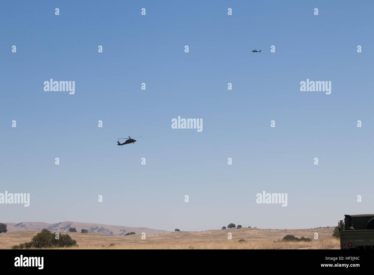 Soldaten der California Army National Guard führten eine Konvoi-Übung in Camp Roberts, Kalifornien durch, unterstützt von AH-64 Apache Helikoptern des 1. Bataillons, 211th Aviation Regiment. Die Übung simulierte Schussfeuer und Sprengstoffangriffe. Die Sanitäter versorgten die Opfer vor Ort und evakuierten sie mit einem Medevac-Hubschrauber vom 1. Bataillon, 140. Aviation Regiment. Die 40. Combat Aviation Brigade bereitete sich während dieser Trainingsübung auf den geplanten Einsatz vor. Stockfoto