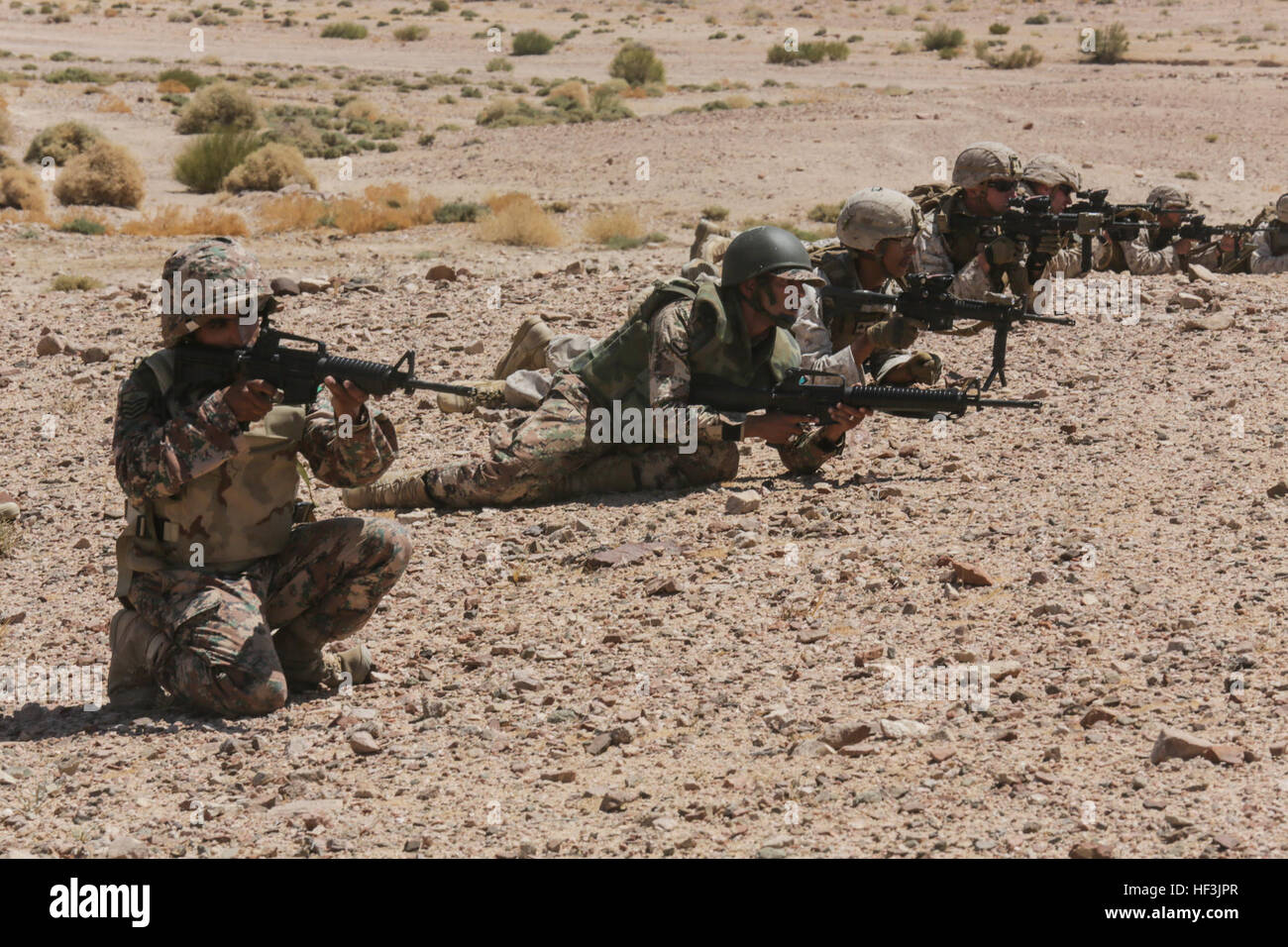 US-5TH Flotte AREA OF OPERATIONS (25. August 2015) jordanische Soldaten trainieren neben US-Marines mit Ostindien-Kompanie, Battalion Landing Team 3. Bataillon, 1. Marineregiment, 15. Marine Expeditionary Unit, während einer bilateralen Übung. Die 15. MEU ist überall in den USA bereitgestellt 5. Flotte Bereich der Betriebsbereich der Verantwortung zur Erhaltung der regionalen Sicherheit. (U.S. Marine Corps Foto von Sgt. Jamean Berry/freigegeben) 15. MEU Marines Zug in USA 5. Flotte Bereich von Operationen 150825-M-GC438-117 Stockfoto