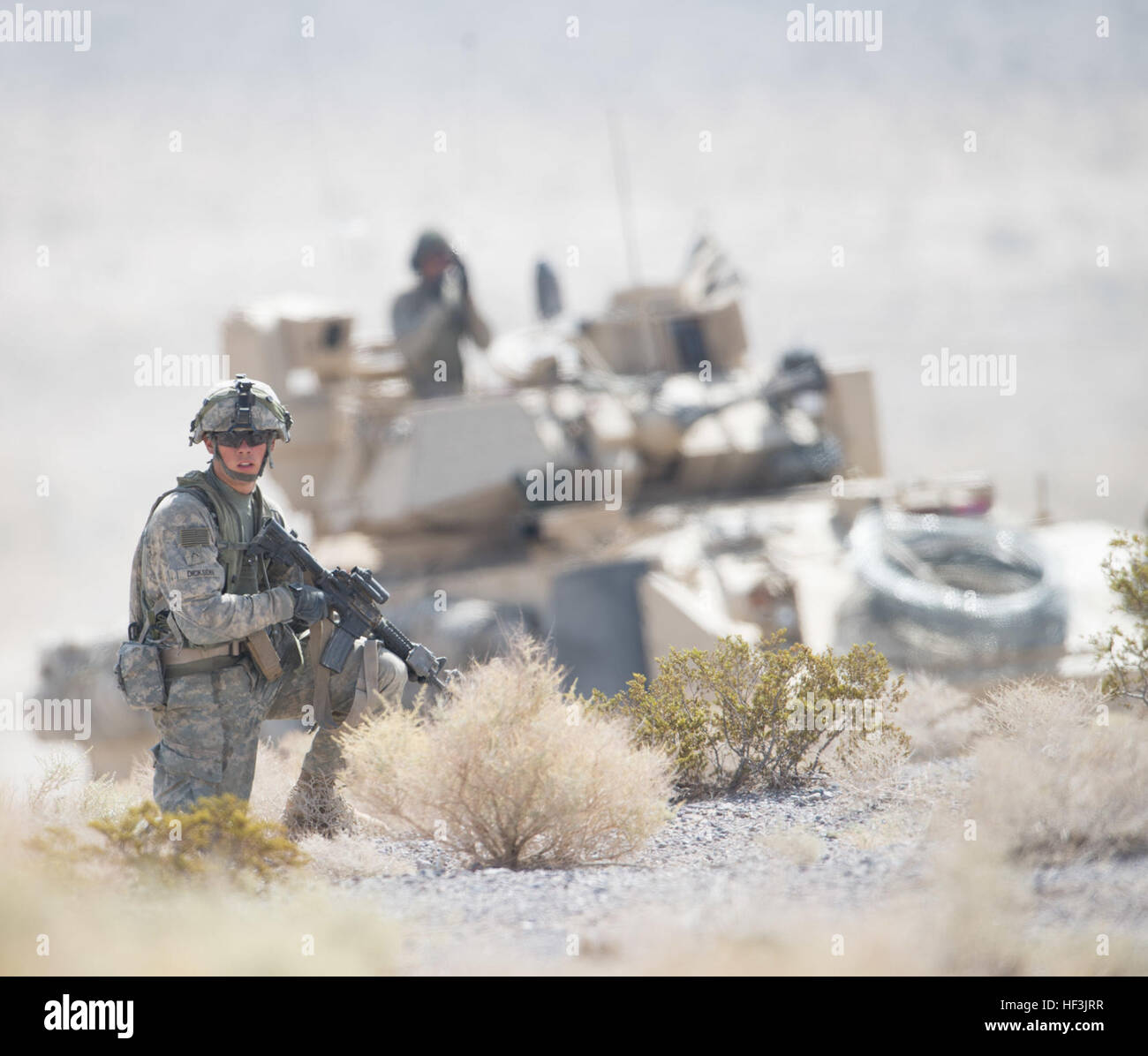 Soldaten mit dem 116. Kavallerie Brigade Combat Team (DVT) Abgang von einem M2A3 Bradley Fighting Vehicle in restriktiven Gelände während einer Schlacht Simulation Übung im National Training Center (NTC), Fort Irwin, Kalifornien, 25. August 2015. Heute war der vierte und letzte Tag einer Brigade-Größe Force on Force simulierten Schlacht zwischen der 116. CBCT und Gegenkräfte (OPFOR) des 2. Geschwaders, 11th ACR. (US National Guard Foto von Generalmajor W. Chris Clyne, 115. Mobile Public Affairs Abteilung/freigegeben) National Guard Rotation 15-09 Finale Attacke am NTC 150825-Z-ZJ128-004 Stockfoto