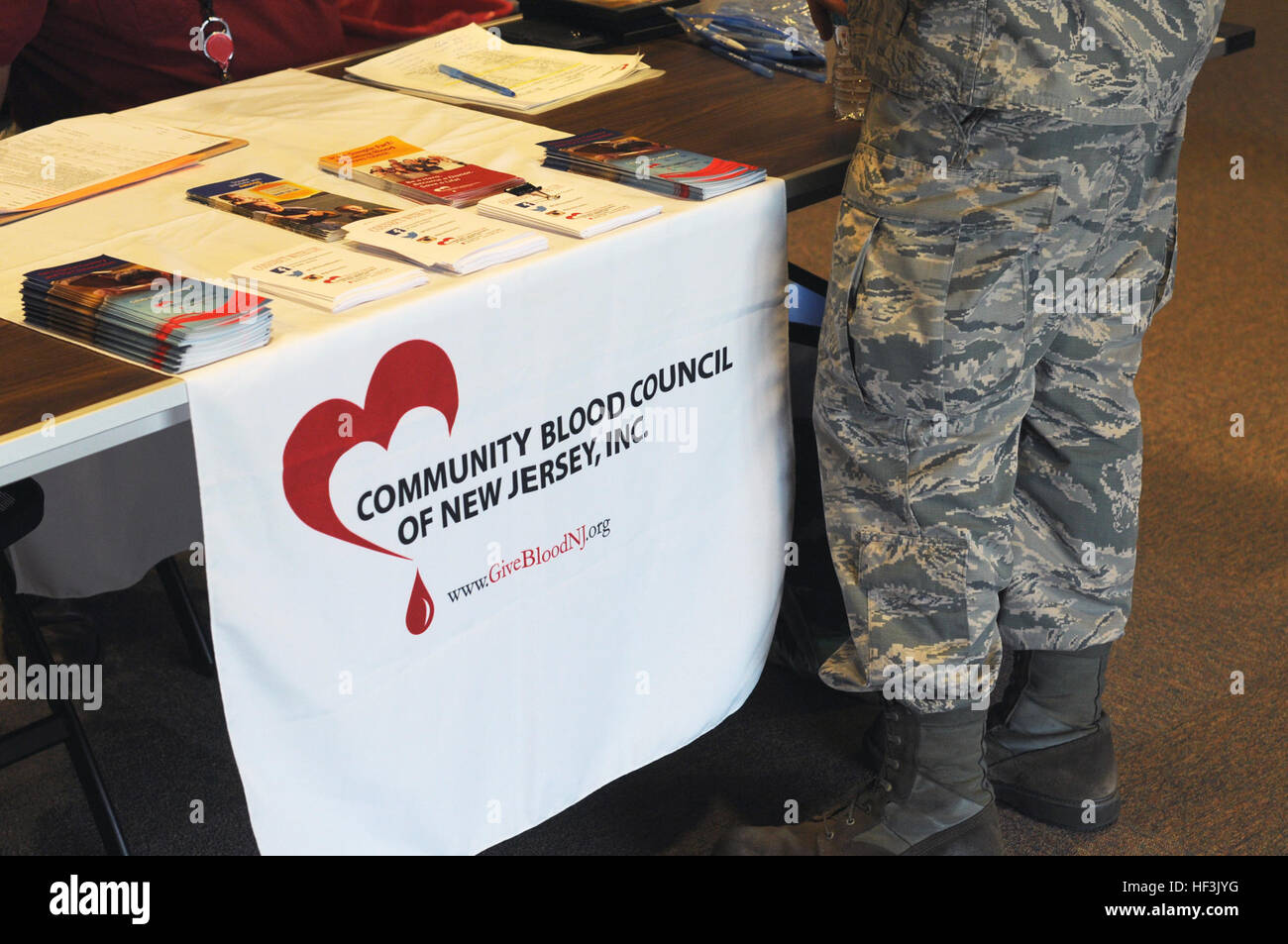 New Jersey Air National Guard Airmen vom 177th Fighter Wing nehmen an einer Blutfahrt auf der Atlantic City Air National Guard Base teil, um lokale Krankenhäuser und die Gesundheit der Bevölkerung zu unterstützen. Stockfoto