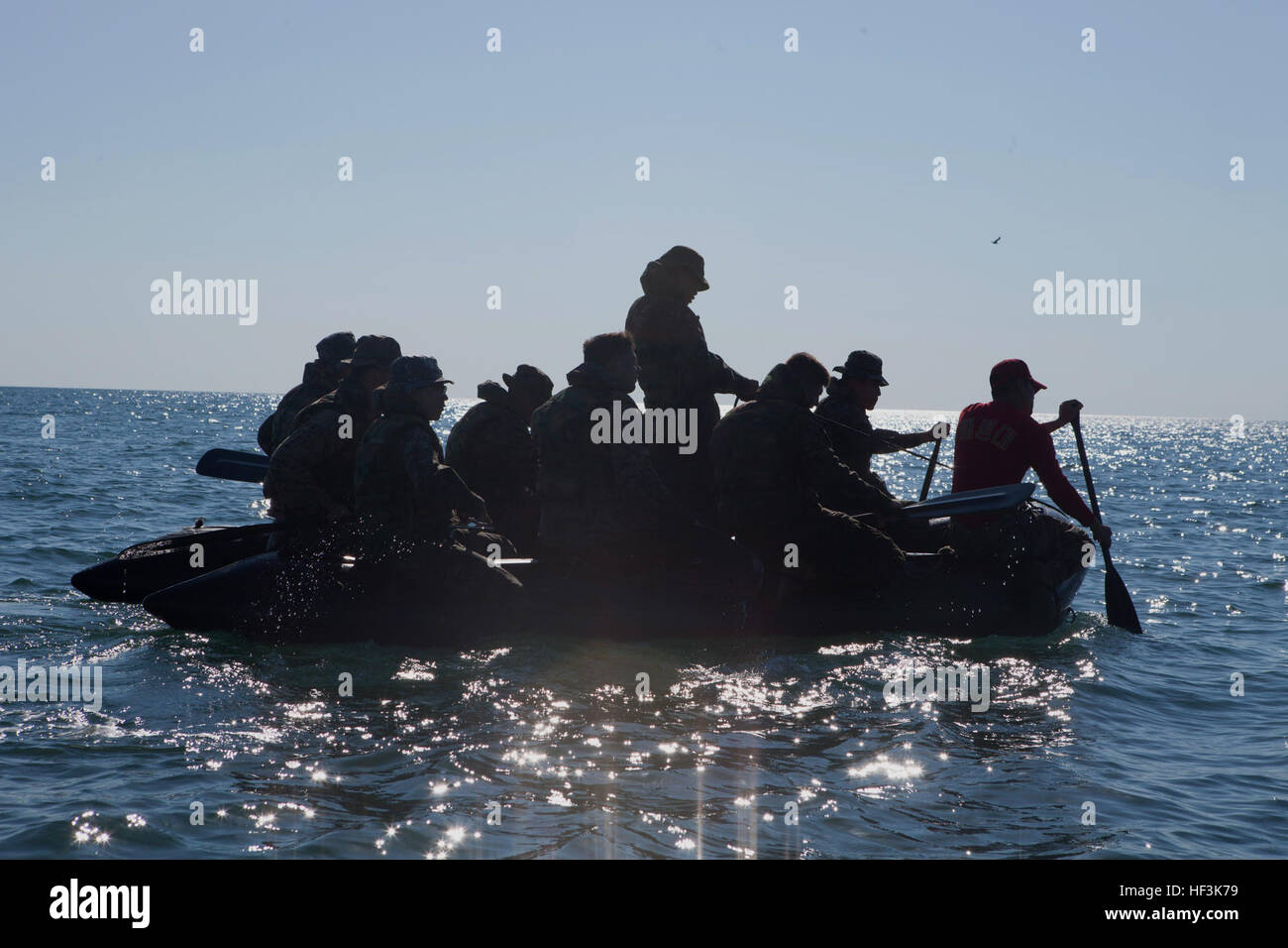 Angeführt von einer Republik von Korea Marinekorps-Instruktor, USA und ROK Marines paddeln ans Ufer im Schlauchboot Training als Teil der koreanischen Marine Austauschprogramm 15 13. at Baengnyeongdo, Republik Korea, 7. September 2015. Marines ausgebildet als integrierte Einheiten die Boote paddeln und lernen, im Team zu arbeiten. KMEP ist eine regelmäßig stattfindende Fortbildungsveranstaltung die highlights der unschätzbaren Möglichkeiten für ROK und US-Marines zu trainieren und voneinander lernen. Die US-Marines 3rd Platoon, Echo Company, 2. Bataillon, 3. Marineabteilung, aktuell mit 4. Marine Regiment verbunden zugeordnet sind ich Stockfoto