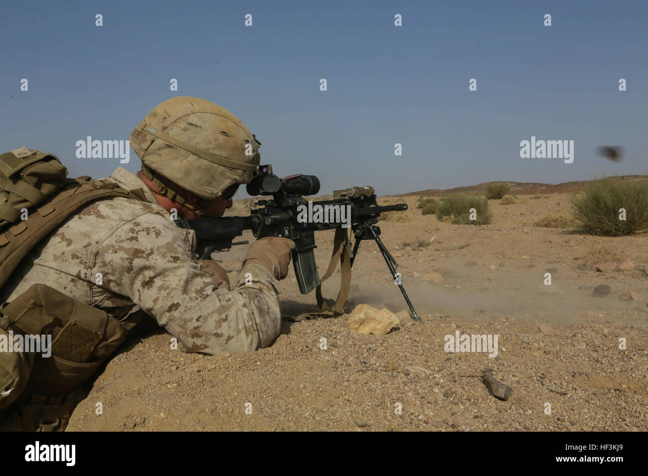 Südwest-Asien (17. September 2015) US Marine Lance CPL Garret Koch feuert eine automatische Infanteriegewehr während einer bilateralen Übung. Cook ist ein IAR Gunner mit Ostindien-Kompanie, Battalion Landing Team 3. Bataillon, 1. Marineregiment, 15. Marine Expeditionary Unit. 15. MEU, an Bord der Schiffe der Essex amphibische Gruppe bereit, in Angriff genommen ist ein Forward eingesetzt, flexible seegestützte Marine Luft-Boden-Taskforce zur Zusammenarbeit mit regionalen Partnern und Aufrechterhaltung der regionalen Sicherheit. (U.S. Marine Corps Foto von Sgt. Jamean Berry/freigegeben) 15. MEU Marines Übungspartner herein Sou Stockfoto