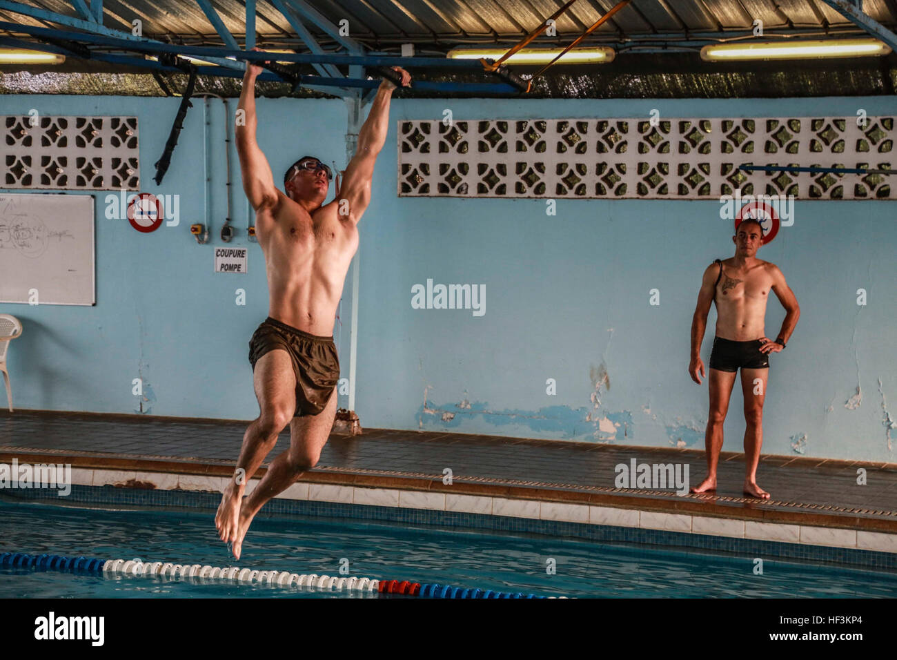 BASE AERIENNE 188, Dschibuti (22. September 2015) U.S. Marine CPL. Michael Odintz schwingt über Klettergerüst im Rahmen eines Hindernisses während der Schwimmen Teil der Indoktrination vor der Teilnahme an einem Überlebenskurs der Wüste. Odintz ist ein Squad-Leader mit Delta Company, Light Armored Reconnaissance Detachment, 15. Marine Expeditionary Unit. Elemente des 15. MEU sind mit der 5. RIAOM in Dschibuti Ausbildung, um die Interoperabilität zwischen den MEU und der französischen Armee zu verbessern. (U.S. Marine Corps Foto von Sgt. Steve H. Lopez/freigegeben) Gemeinsam trainieren uns Marines, französische Armee in Djibout Stockfoto