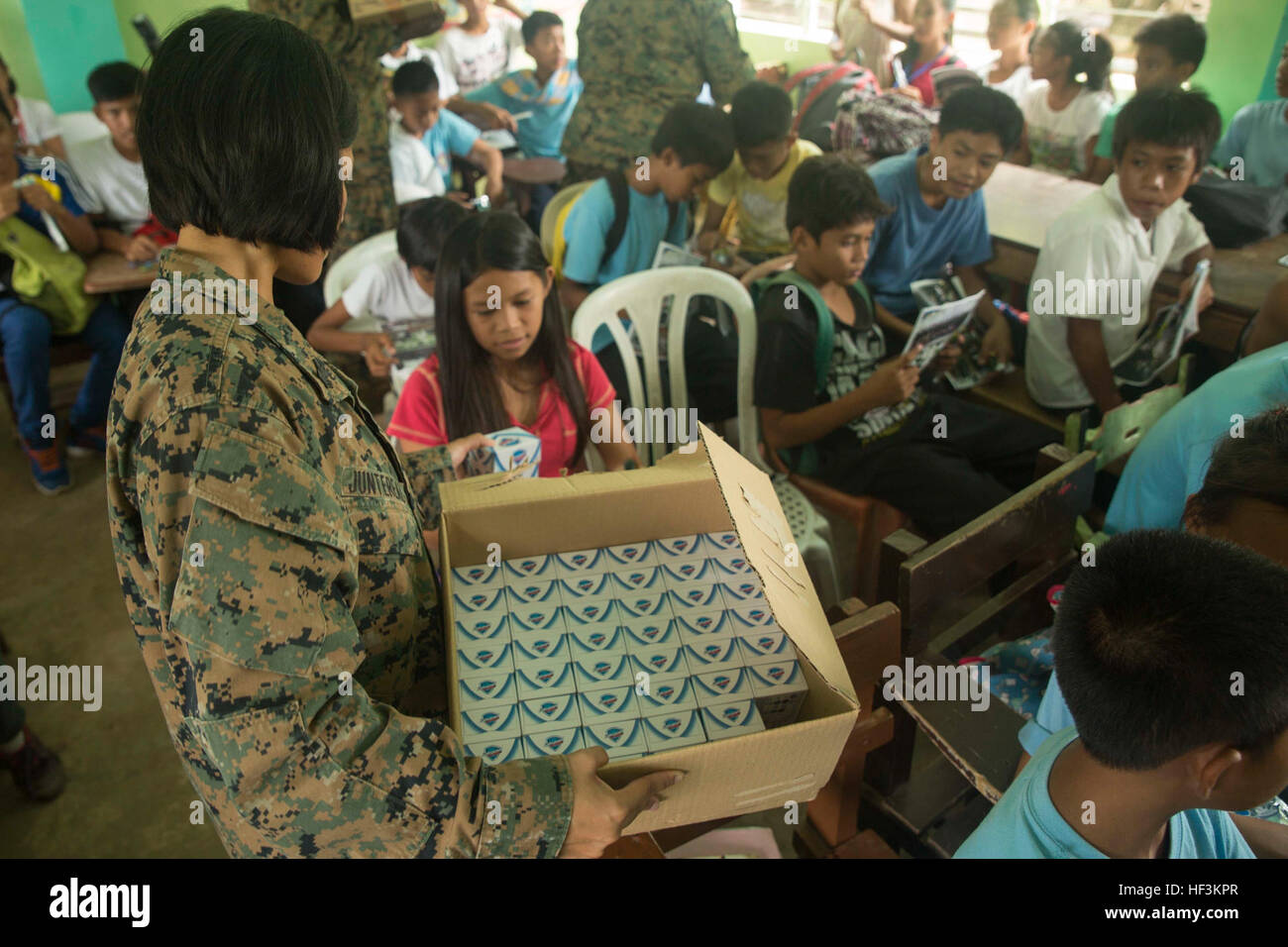 Petty Officer 1st Class Orming Juntereal, Präventives Gesundheitsmanagement Techniker mit 3. Sanitätsbataillons, 3rd Marine Logistics Group, III. Marine Expeditionary Force und gebürtig aus Quezon, Philippinen, gibt Seife, Schülerinnen und Schüler in Palawan, Philippinen, 23. September, während eines Gefechts kooperative Gesundheit (CHE) im Rahmen der amphibischen Landung Übung 2015 (PHIBLEX 15). Das CHE lehrt der philippinischen Gemeinschaft verschiedene präventive Gesundheitsmaßnahmen. Die Matrosen gaben verschiedene Lieferungen, wie Zahnbürsten, Zahnpasta, Seife, Desinfektionsmittel und Notebooks. PHIBLEX15 ist eine jährliche, bilaterale tr Stockfoto