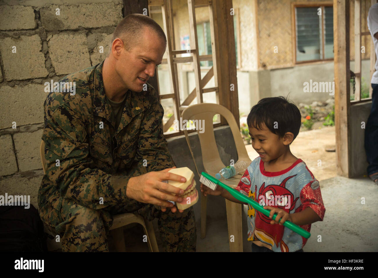 Navy Lt. Stephen George, allgemeiner Zahnarzt mit 3. zahnärztliche Bataillon, 3. Marine Logistics Group, III. Marine Expeditionary Force, und native von Klamath Falls, Oregon, zeigt ein Filipino Kind wie man richtig putzt Zähne, am 23. September während eines Gefechts kooperative Gesundheit (CHE) im Rahmen der amphibischen Landung Übung 2015 (PHIBLEX 15). Das CHE lehrt der philippinischen Gemeinschaft verschiedene präventive Gesundheitsmaßnahmen. Matrosen gaben verschiedene Lieferungen, wie Zahnbürsten, Zahnpasta, Seife, Desinfektionsmittel und Notebooks. PHIBLEX 15 ist eine jährliche, bilaterale Trainingsübung unter der Leitung von Mitgliedern der bewaffneten F Stockfoto