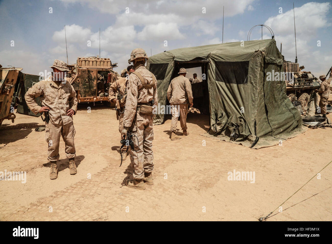 Strand von ARTA, Dschibuti (1. Oktober 2015) US-Marines mit dem 15. Marine Expeditionary Unit eine Kampfhandlungen Center einrichten mit Soldaten aus dem Französisch 5. Übersee kombiniert Arme Regiment (RIAOM) während einer Wüste überleben und Taktik. Elemente des 15. MEU sind mit der 5. RIAOM in Dschibuti Ausbildung, um die Interoperabilität zwischen den MEU und der französischen Armee zu verbessern. (U.S. Marine Corps Foto von Sgt. Steve H. Lopez/freigegeben) US-Marines, Französisch eingerichtet, trainieren in Dschibuti 151001-M-TJ275-022 Stockfoto