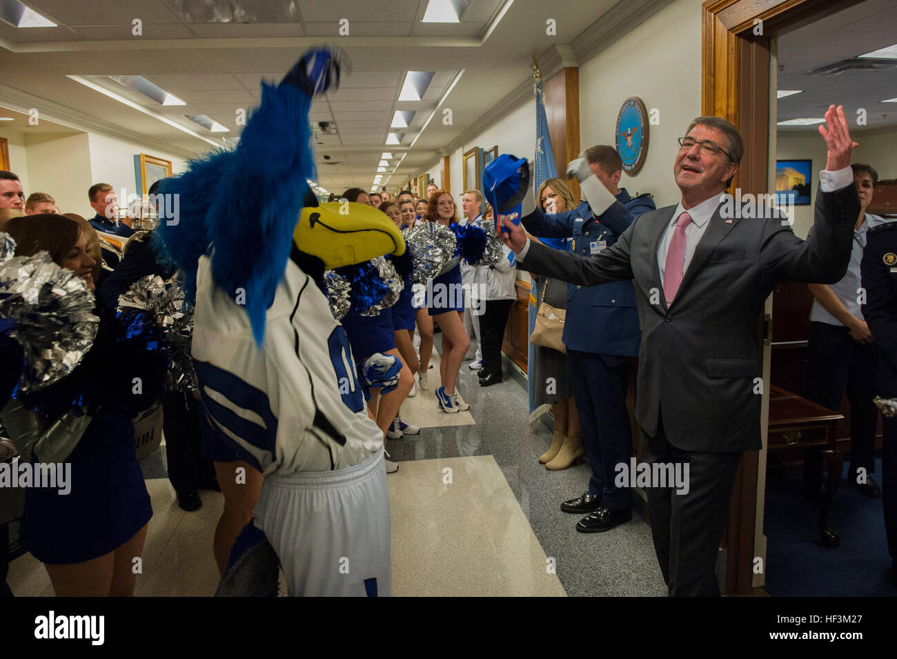 US-Verteidigungsminister Ash Carter hilft begrüßt die U.S. Air Force Academy Band, Cheerleader und "The Bird" Maskottchen, das Pentagon während einer Air Force Academy-Pep 2. Oktober 2015, am Vorabend von der Air Force Academy versus Marineakademie Fußballspiel Rally. (DoD Foto von Senior Master Sgt. Adrian Cadiz) (Freigegeben) Luftwaffe Pep Rally 151002-D-DT527-156 Stockfoto