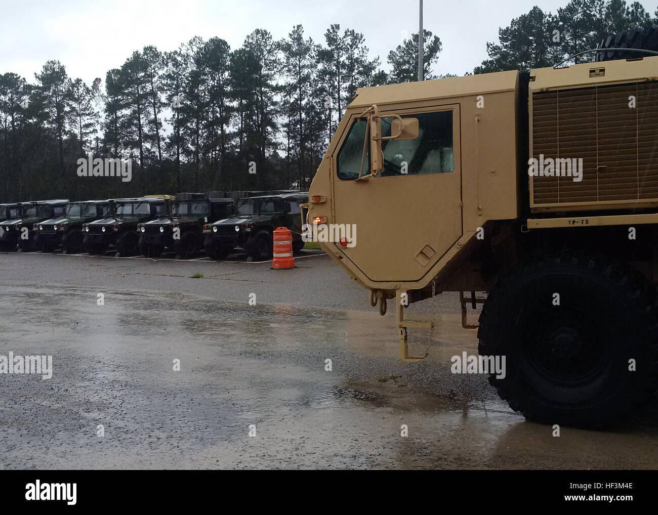 US-Soldaten in der 218. Brigade Support Battalion, South Carolina Army National Guard, in Varnville, S.C., 3. Oktober 2015, um Lieferung von Sandsäcken an county Notfall-Manager in der Staat für Flut Antwort bei. Gouverneur Nikki Haley erklärte den Notfall 1. Oktober 2015, vorbereiten für projizierte historische Mengen an Niederschlag, South Carolina zu beeinflussen, nachdem ein Wettersystem kollidierte mit der äußeren Bänder des Hurrikan Joaquin vor der Küste, wodurch erhebliche Mengen an Regen fallen in der Region. (Foto: US Army National Guard Captain Stephanie Bear / veröffentlicht) SC nationalen Gua Stockfoto