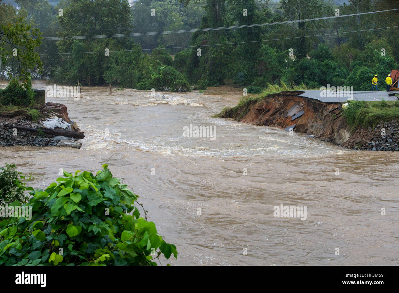 Ein Deich Verletzung am Columbia Riverfront Kanal, Columbia, SC, während einer landesweiten Überschwemmung 5. Oktober 2015. Der South Carolina National Guard wurde aktiviert, um Zustand und Grafschaft Notfallmanagement Organisationen und lokalen Ersthelfer als historischen Überschwemmungen Auswirkungen Grafschaften landesweiten unterstützen. Derzeit sind mehr als 1.100 Mitglieder der Nationalgarde von South Carolina als Reaktion auf das Hochwasser aktiviert. (U.S. Air National Guard Foto von techn. Sgt. Jorge Intriago/freigegeben) Columbia, South Carolina, Levée 5. Oktober 2015, Verletzung Stockfoto