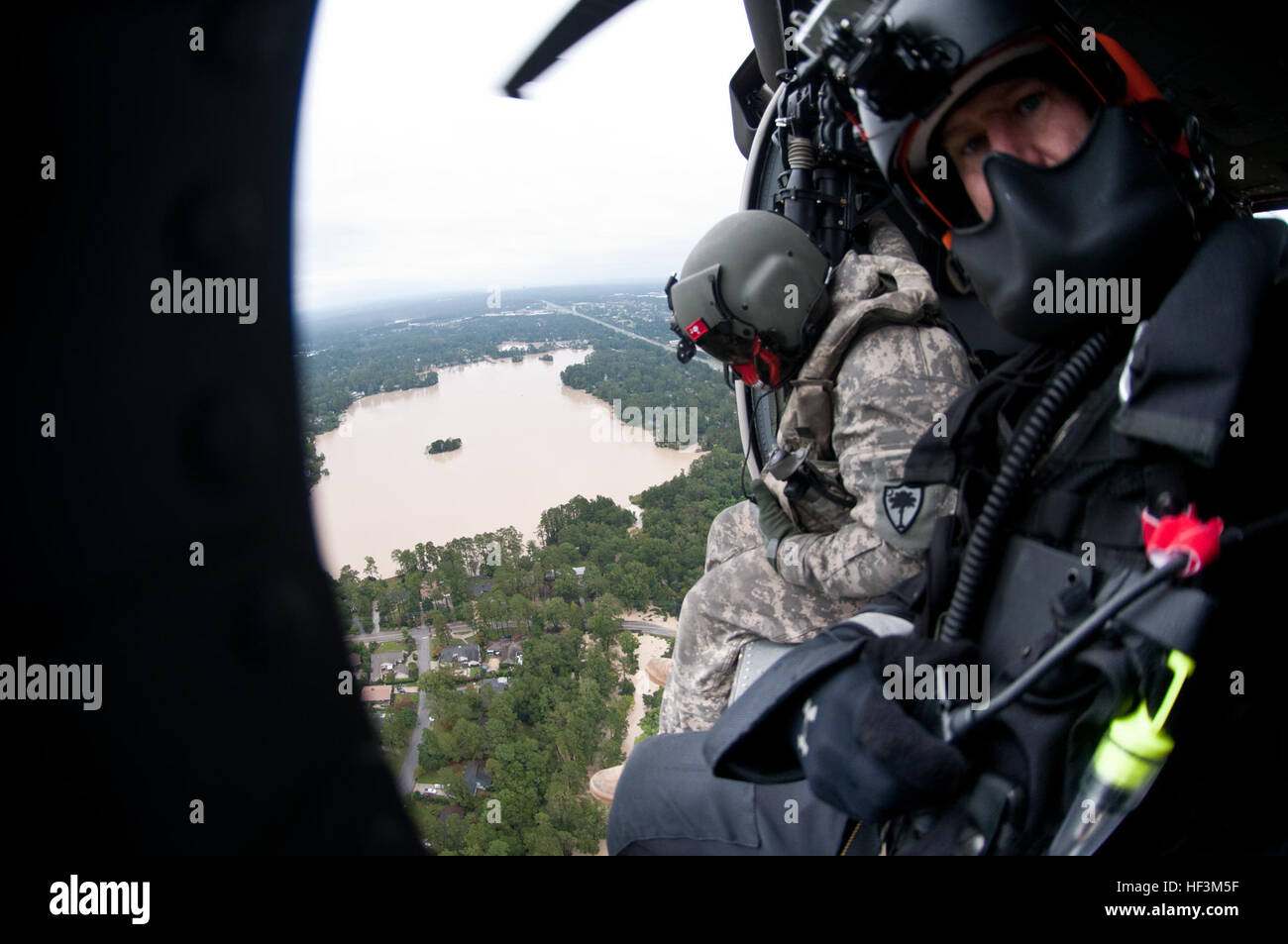 US-Soldaten aus dem 59. Aviation Truppe Befehl, South Carolina Army National Guard (SCARNG), unterstützen Sie in der Luft bei Flut Hilfsaktionen in Columbia, SC, 5. Oktober 2015. Über 1.100 Mitglieder der Nationalgarde von South Carolina wurden mobilisiert, da Gouverneur Nikky Haley einen Ausnahmezustand, am 1. Oktober 2015 erklärt. Bereiche in den Midlands betroffen waren mit mehr als 2 Füße von Regen, die viele Teile der Stadt und der umliegenden Gemeinden verwüstet. Die Luft Bestandteil der SARNG Entlastung Bemühung umfasst die S.C. Hubschrauber Aquatic Rescue Team (SC-HART), eine kooperative Bemühung Stockfoto