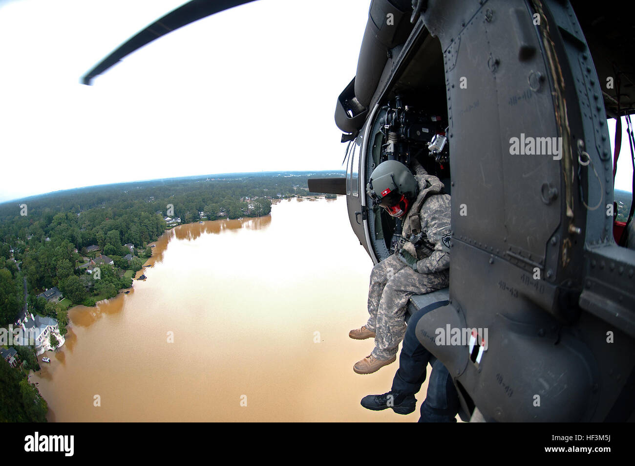US-Soldaten aus dem 59. Aviation Truppe Befehl, South Carolina Army National Guard (SCARNG), unterstützen Sie in der Luft bei Flut Hilfsaktionen in Columbia, SC, 5. Oktober 2015. Über 1.100 Mitglieder der Nationalgarde von South Carolina wurden mobilisiert, da S.C. Gouverneur Nikky Haley einen Ausnahmezustand, am 1. Oktober 2015 erklärt. Die Luft Bestandteil der SARNG Entlastung Bemühung umfasst die S.C. Hubschrauber Aquatic Rescue Team (SC-HART), ein Kooperationsprojekt zwischen der staatlichen Rettung Task Force (SC-TF1), unter der Leitung von S.C. LLR, Staat Fire Marshal und der SCARNG. (US-Armee Natio Stockfoto