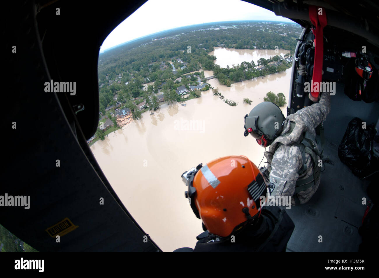 US-Soldaten aus dem 59. Aviation Truppe Befehl, South Carolina Army National Guard (SCARNG), unterstützen Sie in der Luft bei Flut Hilfsaktionen in Columbia, SC, 5. Oktober 2015. Über 1.100 Mitglieder der Nationalgarde von South Carolina wurden mobilisiert, da Gouverneur Nikky Haley einen Ausnahmezustand, am 1. Oktober 2015 erklärt. Bereiche in den Midlands betroffen waren mit mehr als 2 Füße von Regen, die viele Teile der Stadt und der umliegenden Gemeinden verwüstet. Die airborne Bestandteil der SARNG Entlastung Bemühung umfasst die S.C. Hubschrauber Aquatic Rescue Team (SC-HART), eine kooperative Bemühung Wette Stockfoto