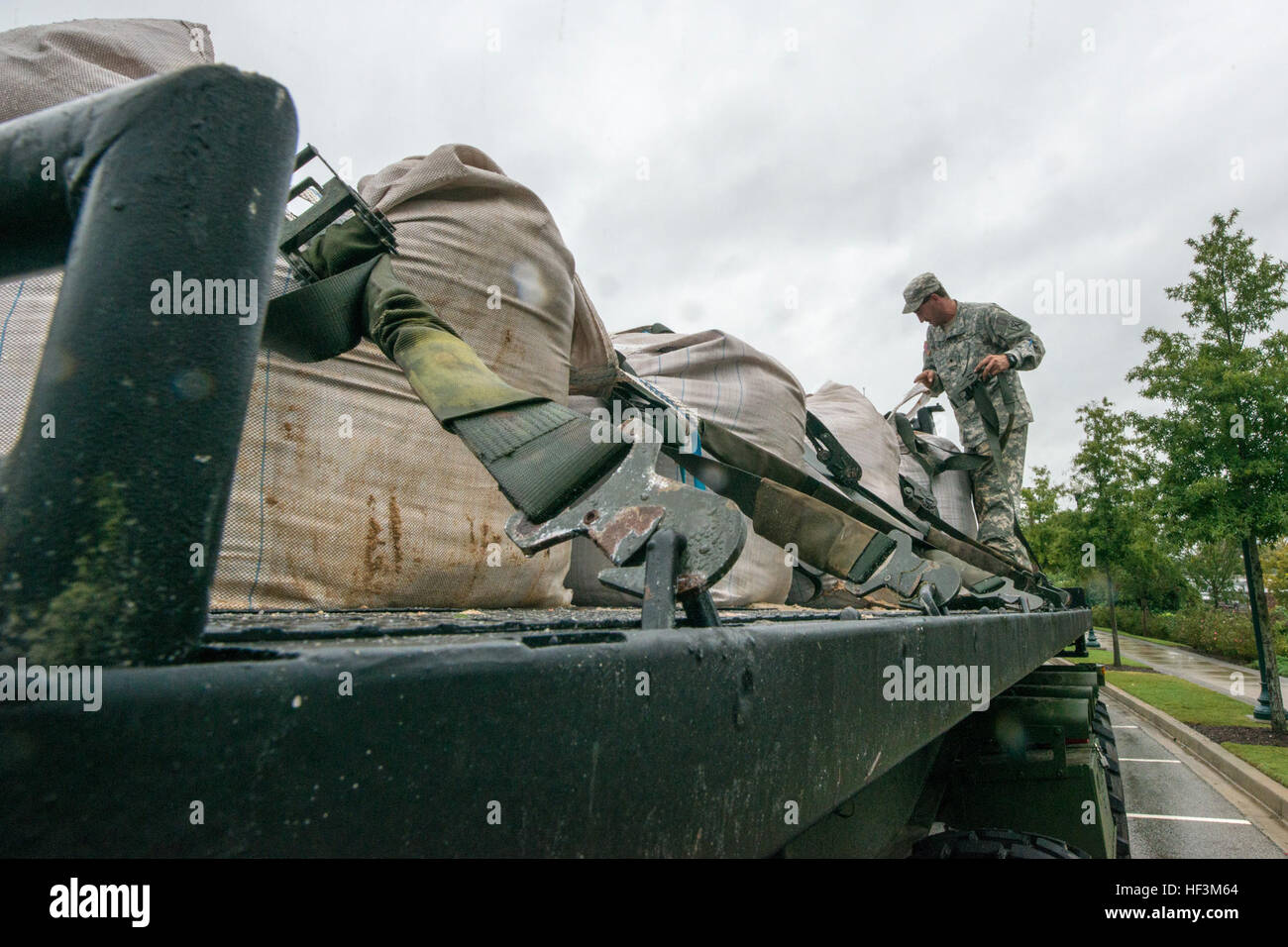 US Army Spc. Nathan Saalfield, Alpha Company, 218. Brigade Support Battalion, South Carolina Army National Guard, liefert Sandsäcke an die Columbia Riverfront Canal, Columbia, SC, in einer Bemühung, den Kanal verstoßen Deich bei einer landesweiten Flut Reaktion, 5. Oktober 2015 zu reparieren. Der South Carolina National Guard wurde aktiviert, um Zustand und Grafschaft Notfallmanagement Organisationen und lokalen Ersthelfer als historischen Überschwemmungen Auswirkungen Grafschaften landesweiten unterstützen. Derzeit sind mehr als 1.100 Mitglieder der Nationalgarde von South Carolina als Reaktion auf das Hochwasser aktiviert. (US Air Nationa Stockfoto