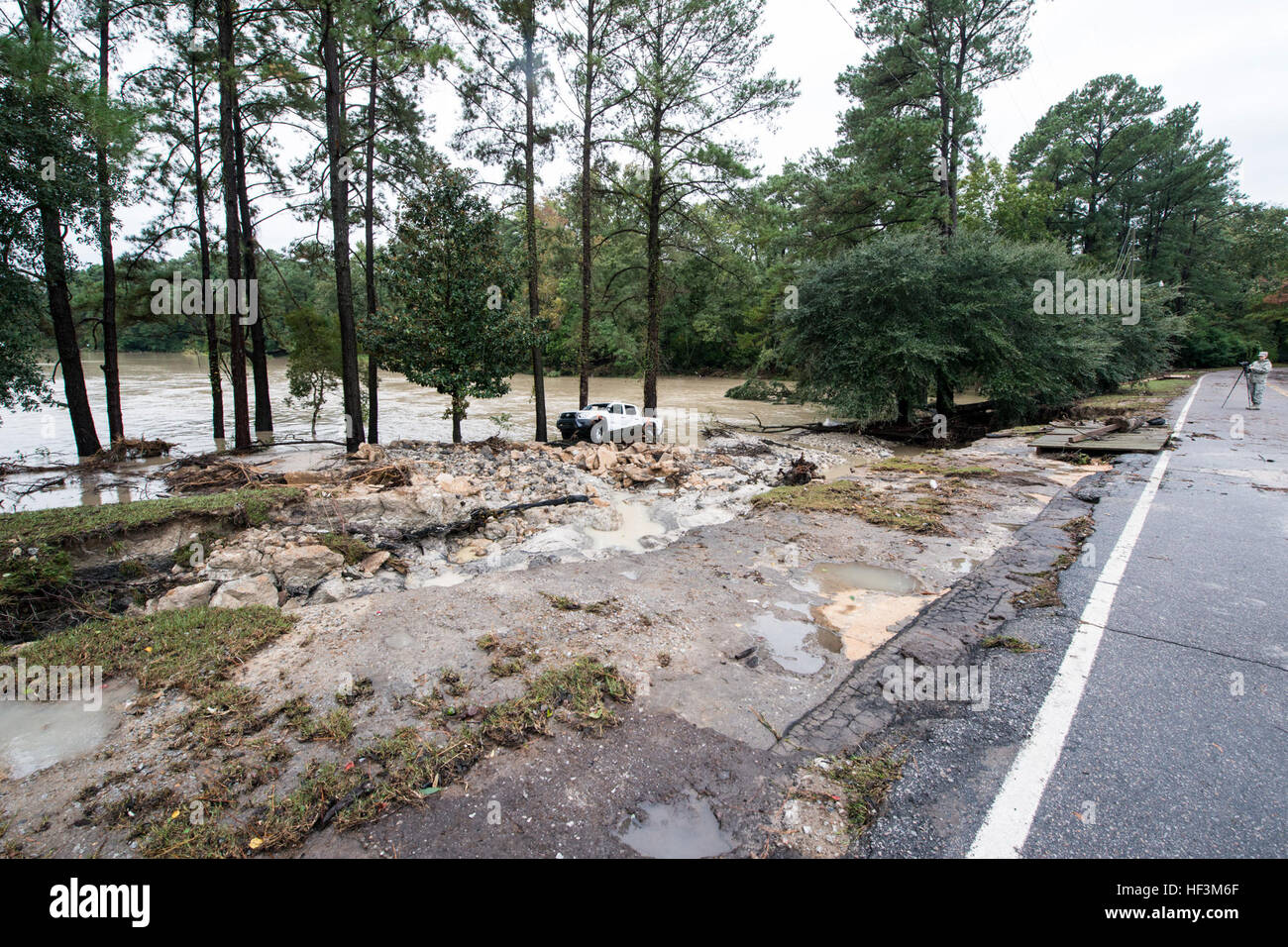Schaden, der der Wald Hektar Gemeinschaft, Columbia, SC, 5. Oktober 2015 zu überfluten. Der South Carolina National Guard wurde aktiviert, um Zustand und Grafschaft Notfallmanagement Organisationen und lokalen Ersthelfer als historischen Überschwemmungen Auswirkungen Grafschaften landesweiten unterstützen. Derzeit sind mehr als 1.100 Mitglieder der Nationalgarde von South Carolina als Reaktion auf das Hochwasser aktiviert. (U.S. Air National Guard Foto von techn. Sgt. Jorge Intriago/freigegeben) South Carolina National Guard Flut Antwort 151005-Z-XH297-025 Stockfoto