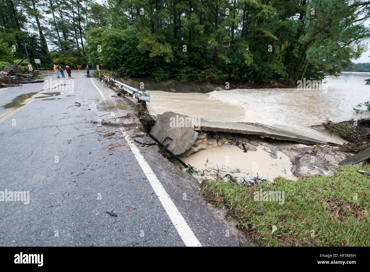 Schaden, der der Wald Hektar Gemeinschaft, Columbia, SC, 5. Oktober 2015 zu überfluten. Der South Carolina National Guard wurde aktiviert, um Zustand und Grafschaft Notfallmanagement Organisationen und lokalen Ersthelfer als historischen Überschwemmungen Auswirkungen Grafschaften landesweiten unterstützen. Derzeit sind mehr als 1.100 Mitglieder der Nationalgarde von South Carolina als Reaktion auf das Hochwasser aktiviert. (U.S. Air National Guard Foto von techn. Sgt. Jorge Intriago/freigegeben) South Carolina National Guard Flut Antwort 151005-Z-XH297-026 Stockfoto