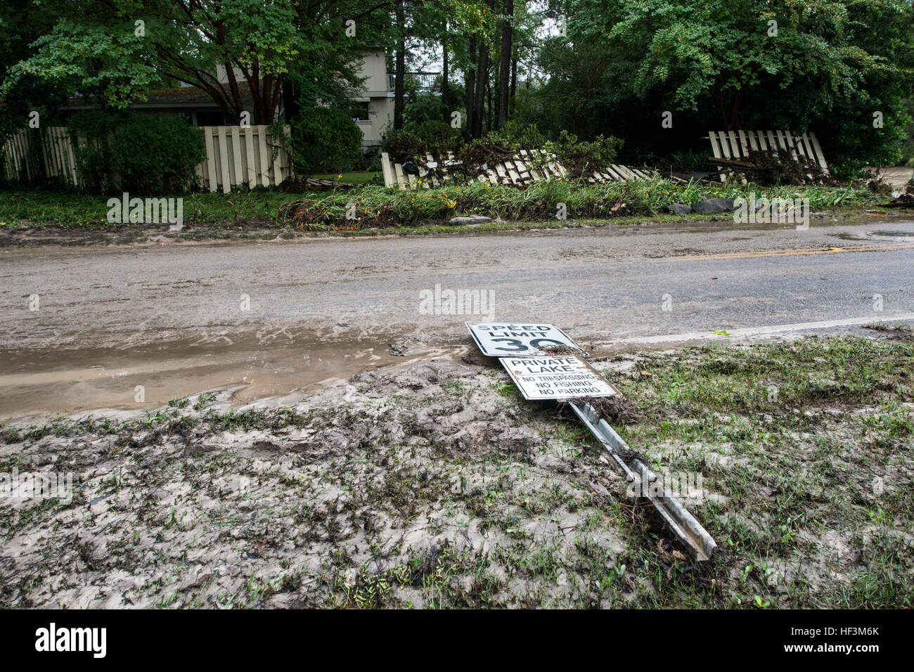 Schaden, der der Wald Hektar Gemeinschaft, Columbia, SC, 5. Oktober 2015 zu überfluten. Der South Carolina National Guard wurde aktiviert, um Zustand und Grafschaft Notfallmanagement Organisationen und lokalen Ersthelfer als historischen Überschwemmungen Auswirkungen Grafschaften landesweiten unterstützen. Derzeit sind mehr als 1.100 Mitglieder der Nationalgarde von South Carolina als Reaktion auf das Hochwasser aktiviert. (U.S. Air National Guard Foto von techn. Sgt. Jorge Intriago/freigegeben) South Carolina National Guard Flut Antwort 151005-Z-XH297-028 Stockfoto
