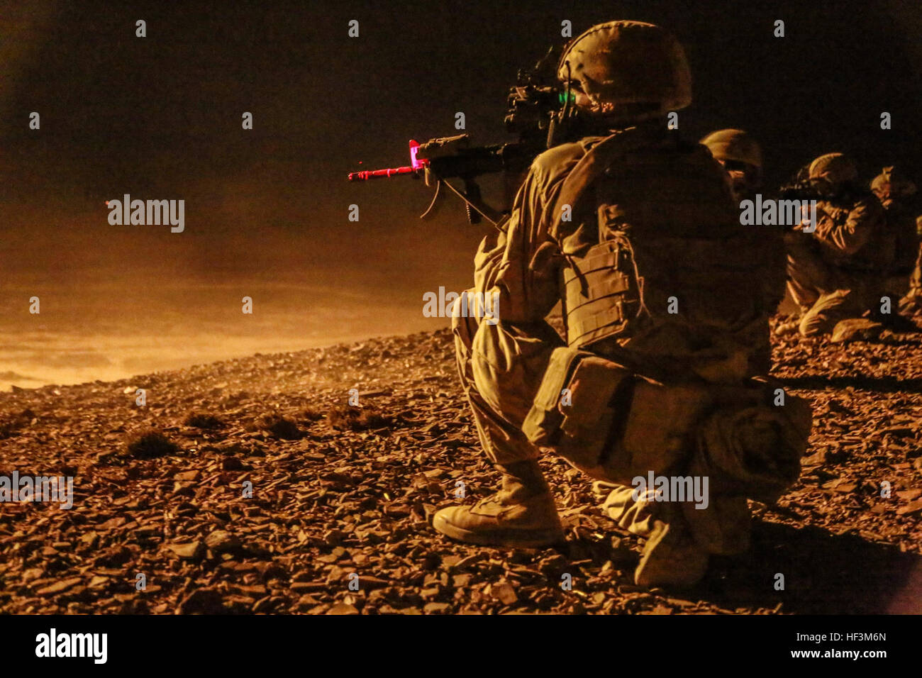 Trainingsbereich in ARTA, Dschibuti (5. Oktober 2015) US-Marines mit dem 15. Marine Expeditionary Unit engagieren Ziele in der Nacht während einer Wüste überleben und Taktik. Elemente des 15. MEU trainiert mit dem 5. Übersee kombiniert Arme Regiment (RIAOM) in Dschibuti zur Verbesserung der Interoperabilität zwischen den MEU und der französischen Armee. (U.S. Marine Corps Foto von Sgt. Steve H. Lopez/freigegeben) US-Marines engagieren Ziele in der Nacht in Dschibuti 151005-M-TJ275-057 Stockfoto