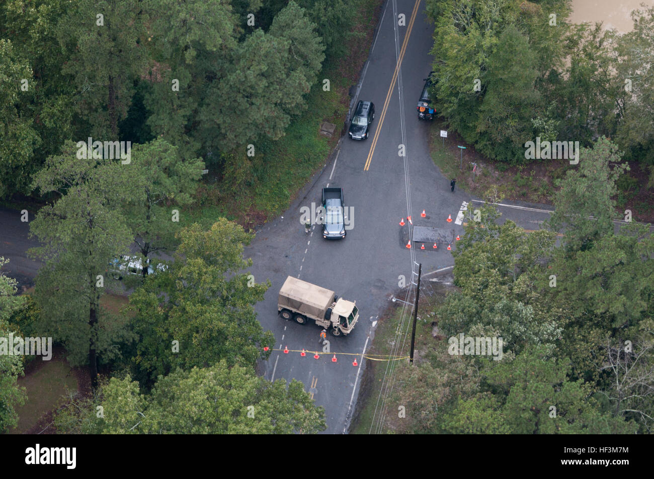 US-Soldaten von South Carolina Army National Guard (SCARNG), bieten logistische Unterstützung während der Flut Hilfseinsätzen, Columbia, SC, 5. Oktober 2015. Über 1.100 Mitglieder der Nationalgarde von South Carolina wurden mobilisiert, da Gouverneur Nikky Haley einen Ausnahmezustand am 1. Oktober 2015 erklärt. (US Army National Guard Foto von Staff Sgt Roby Di Giovine/freigegeben) South Carolina Flut 151005-Z-II459-001 Stockfoto