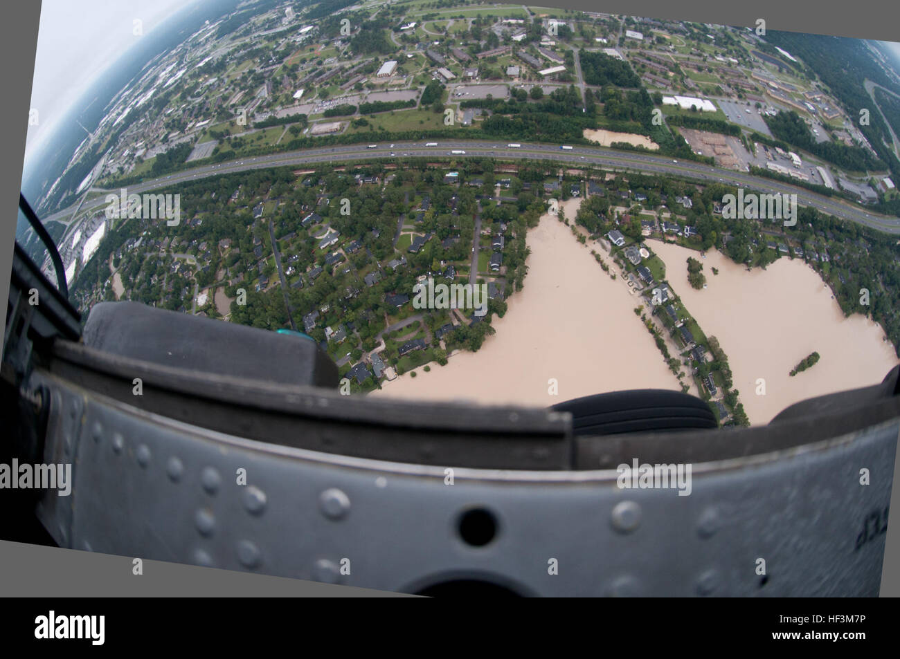 US-Soldaten aus dem 59. Aviation Truppe Befehl, South Carolina Army National Guard (SCARNG), unterstützen Sie in der Luft bei Flut Hilfseinsätzen, Columbia, SC, 5. Oktober 2015. Über 1.100 Mitglieder der Nationalgarde von South Carolina wurden mobilisiert, da Gouverneur Nikky Haley einen Ausnahmezustand, am 1. Oktober 2015 erklärt. Die Luft Bestandteil der SARNG Entlastung Bemühung umfasst die S.C. Hubschrauber Aquatic Rescue Team (SC-HART), ein Kooperationsprojekt zwischen der staatlichen Rettung Task Force (SC-TF1), unter der Leitung von S.C. LLR, Staat Fire Marshal und der SCARNG. (US Army National Guard Stockfoto