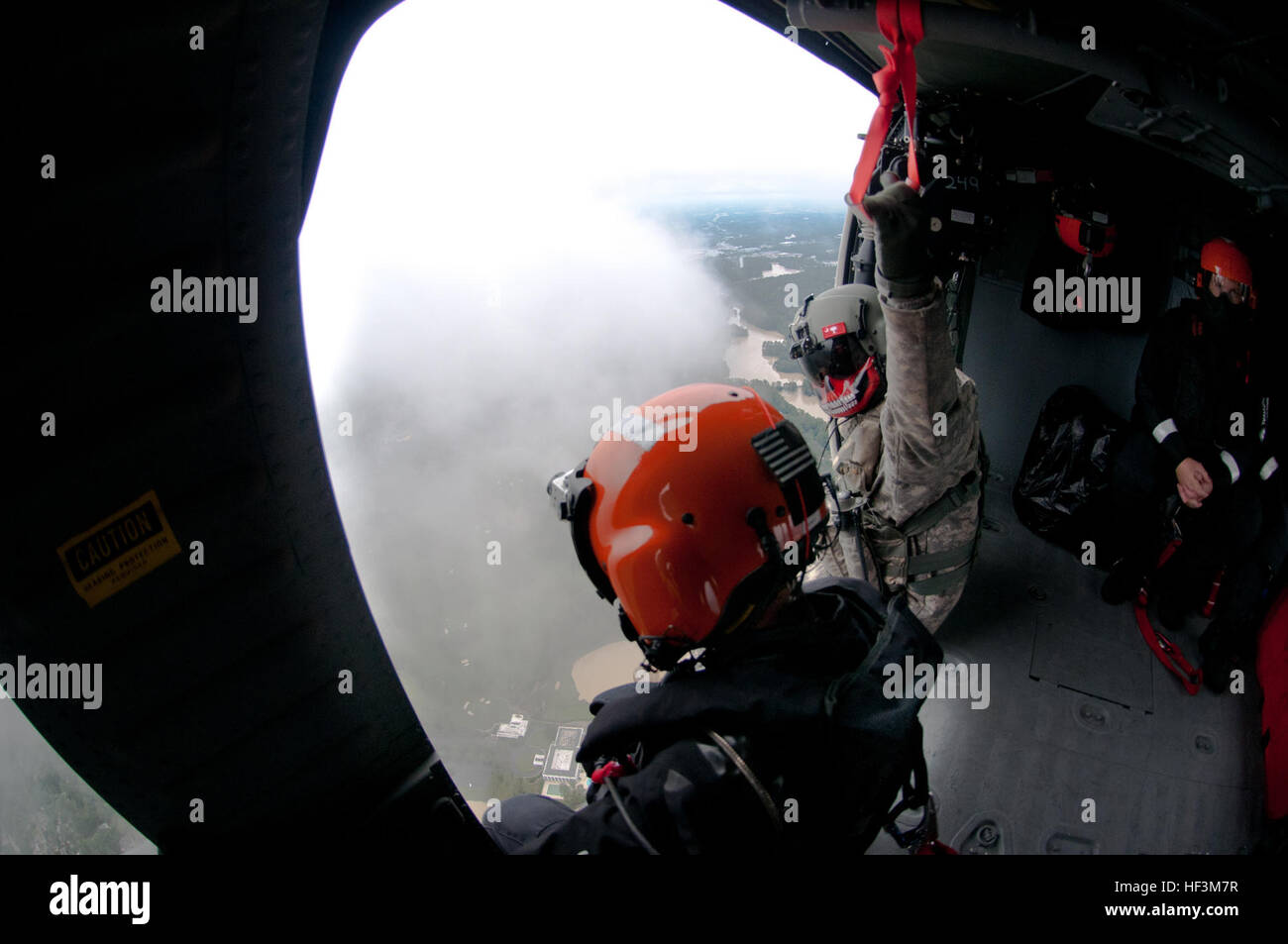 US-Soldaten aus dem 59. Aviation Truppe Befehl, South Carolina Army National Guard (SCARNG), unterstützen Sie in der Luft bei Flut Hilfseinsätzen, Columbia, SC, 5. Oktober 2015. Über 1.100 Mitglieder der Nationalgarde von South Carolina wurden mobilisiert, da Gouverneur Nikky Haley einen Ausnahmezustand, am 1. Oktober 2015 erklärt. Die Luft Bestandteil der SARNG Entlastung Bemühung umfasst die S.C. Hubschrauber Aquatic Rescue Team (SC-HART), ein Kooperationsprojekt zwischen der staatlichen Rettung Task Force (SC-TF1), unter der Leitung von S.C. LLR, Staat Fire Marshal und der SCARNG. (US Army National Guard Stockfoto