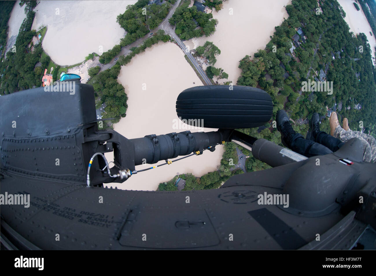South Carolina National Guard UH-60 Black Hawk SC-HART-Teams, zusammen mit ihren Kollegen aus North Carolina National Guard durchführen Such- und Rettungsaktionen für Bürgerinnen und Bürger über Columbia, SC, während die historischen Überschwemmungen 5. Oktober 2015. Bereiche in den Midlands betroffen waren mit mehr als zwei Füße von Regen, die viele Teile der Stadt und der umliegenden Gemeinden verwüstet. (US Army National Guard Foto von Staff Sgt. Roberto Di Giovine/freigegeben) South Carolina Flut 151005-Z-II459-009 Stockfoto