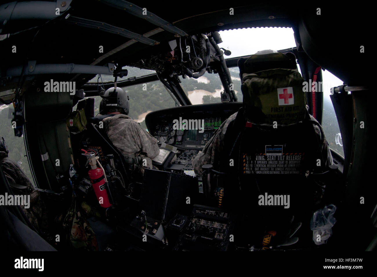 US-Soldaten aus dem 59. Aviation Truppe Befehl, South Carolina Army National Guard (SCARNG), unterstützen Sie in der Luft bei Flut Hilfseinsätzen, Columbia, SC, 5. Oktober 2015. Über 1.100 Mitglieder der Nationalgarde von South Carolina wurden mobilisiert, da Gouverneur Nikky Haley einen Ausnahmezustand, am 1. Oktober 2015 erklärt. Bereiche in den Midlands betroffen waren mit mehr als zwei Füße von Regen, die viele Teile der Stadt und der umliegenden Gemeinden verwüstet. Die airborne Bestandteil der SARNG Entlastung Bemühung umfasst die S.C. Hubschrauber Aquatic Rescue Team (SC-HART), eine kooperative Bemühung Wette Stockfoto